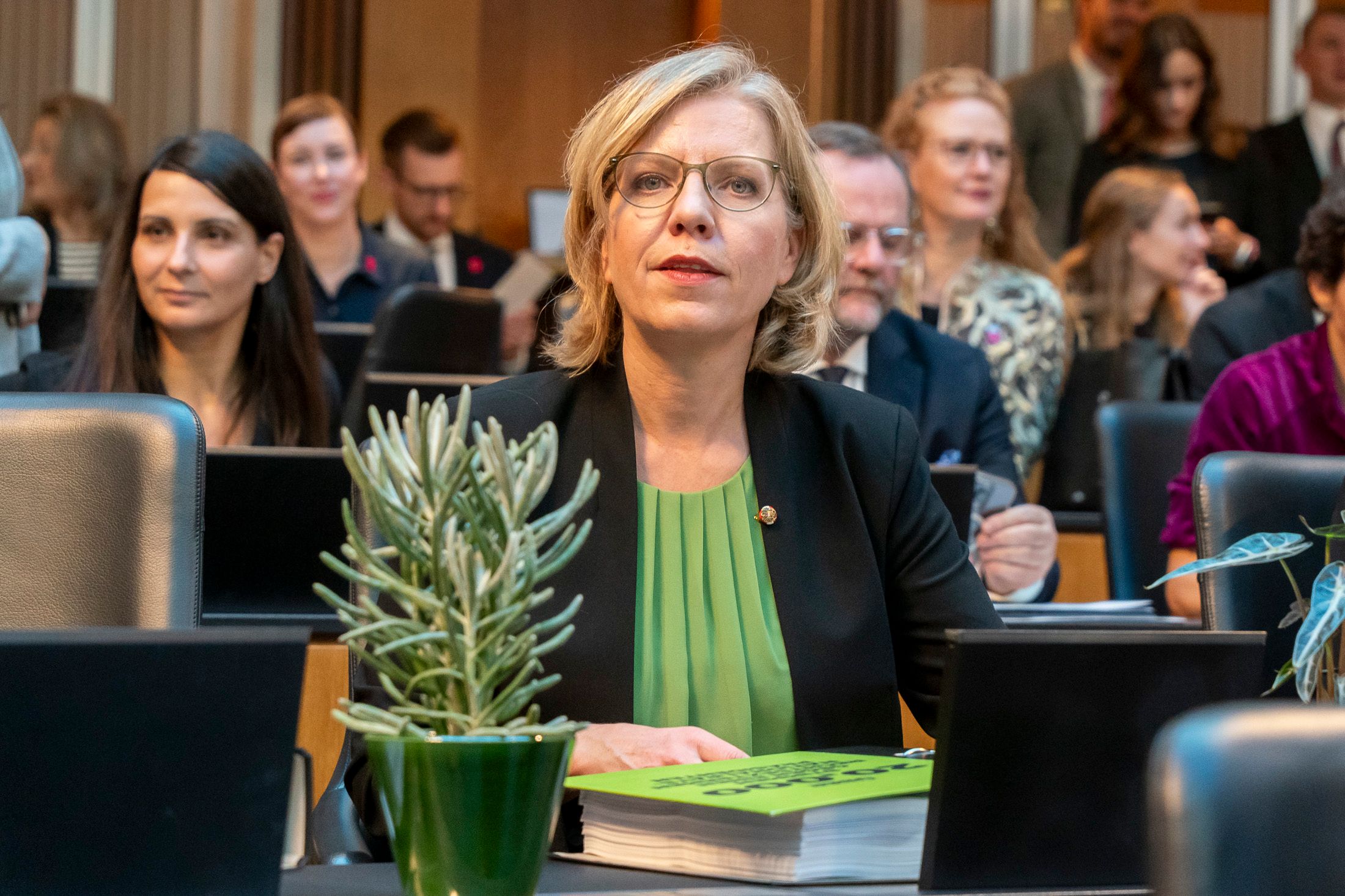 Wenig erfreut über die angekündigten Sparpläne ist Ministerin Gewessler. 