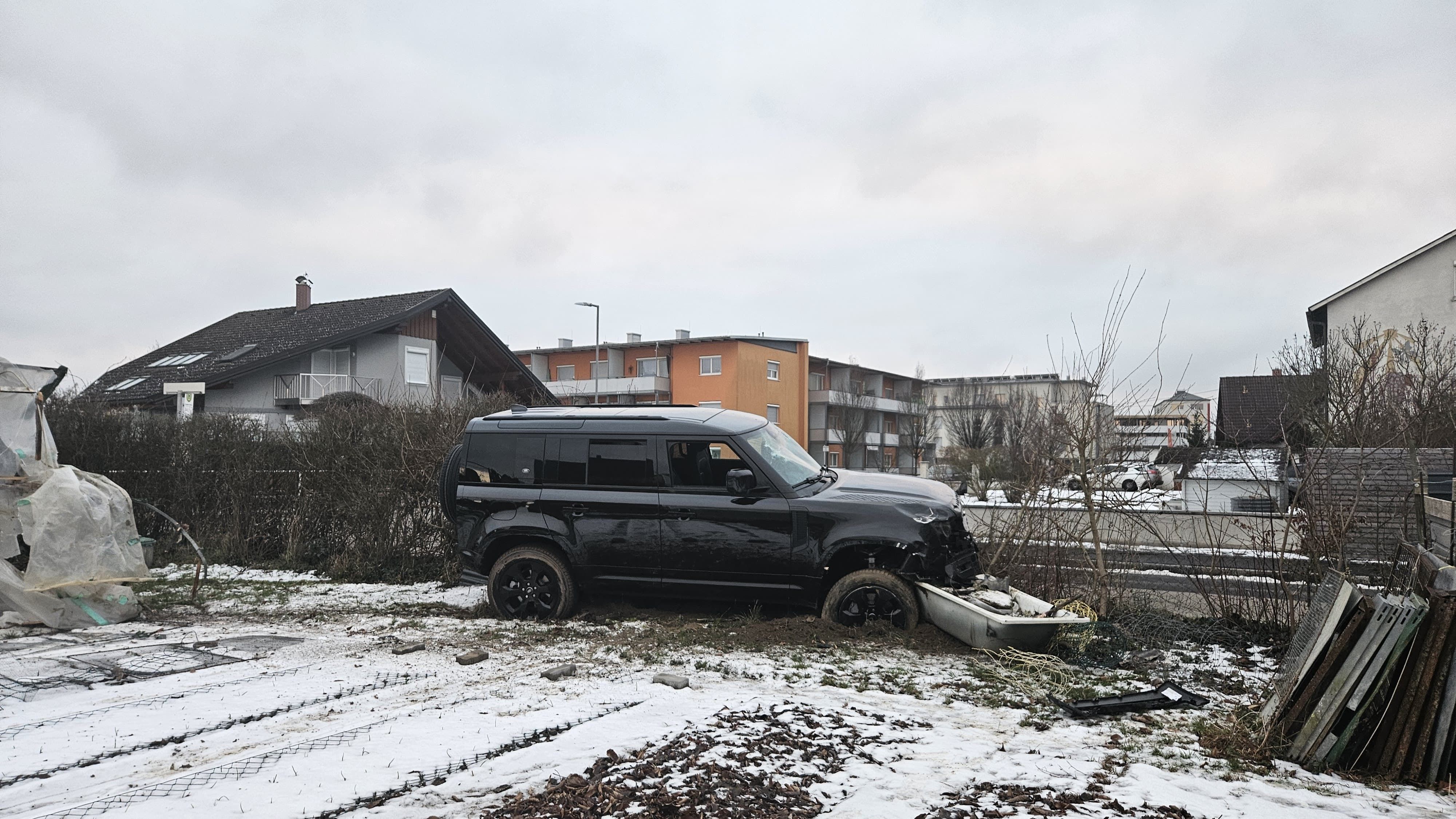 In Leonding ist in der Nacht ein Auto in den Garten eines Einfamilienhauses gekracht.