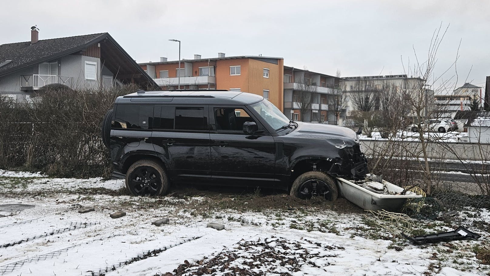 14-Jähriger kracht mit Luxus-SUV in Garten von Familie