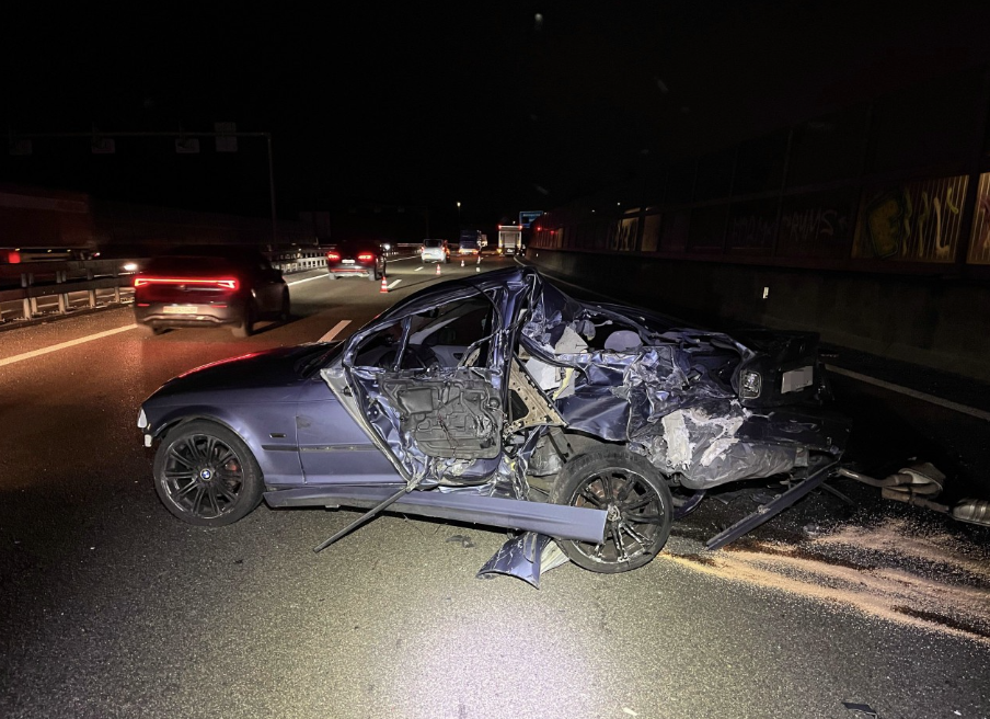 Das stark beschädigte Auto nach der Kollision.