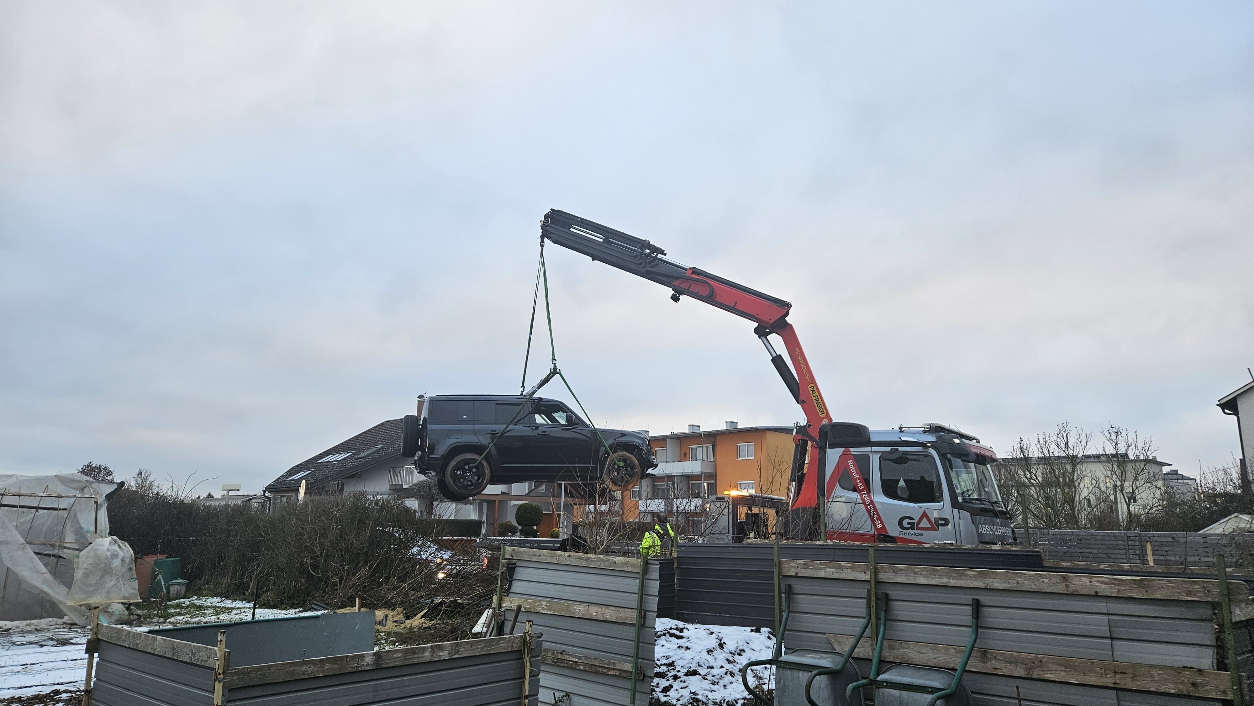 In Pasching ist in der Nacht ein Auto in den Garten eines Einfamilienhauses gekracht. 