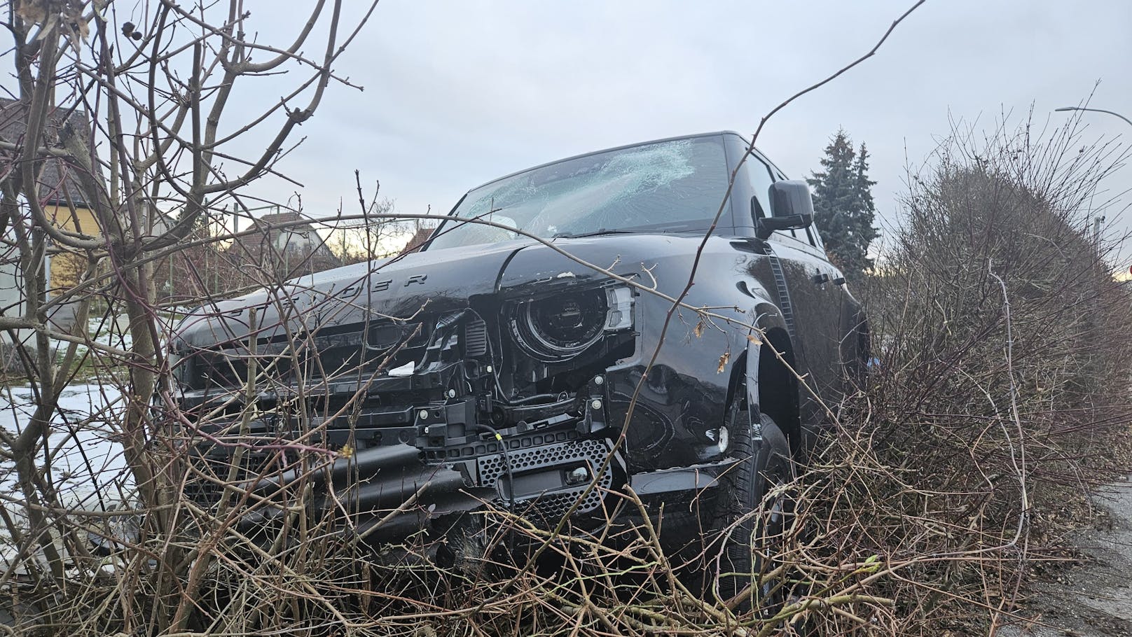 In Leonding (Bez. Linz-Land) ist in der Nacht ein Auto in den Garten eines Einfamilienhauses gekracht. Der 14-Jährige am Steuer wurde verletzt, der Wagen wurde zuvor in einem nahen Autohaus gestohlen.