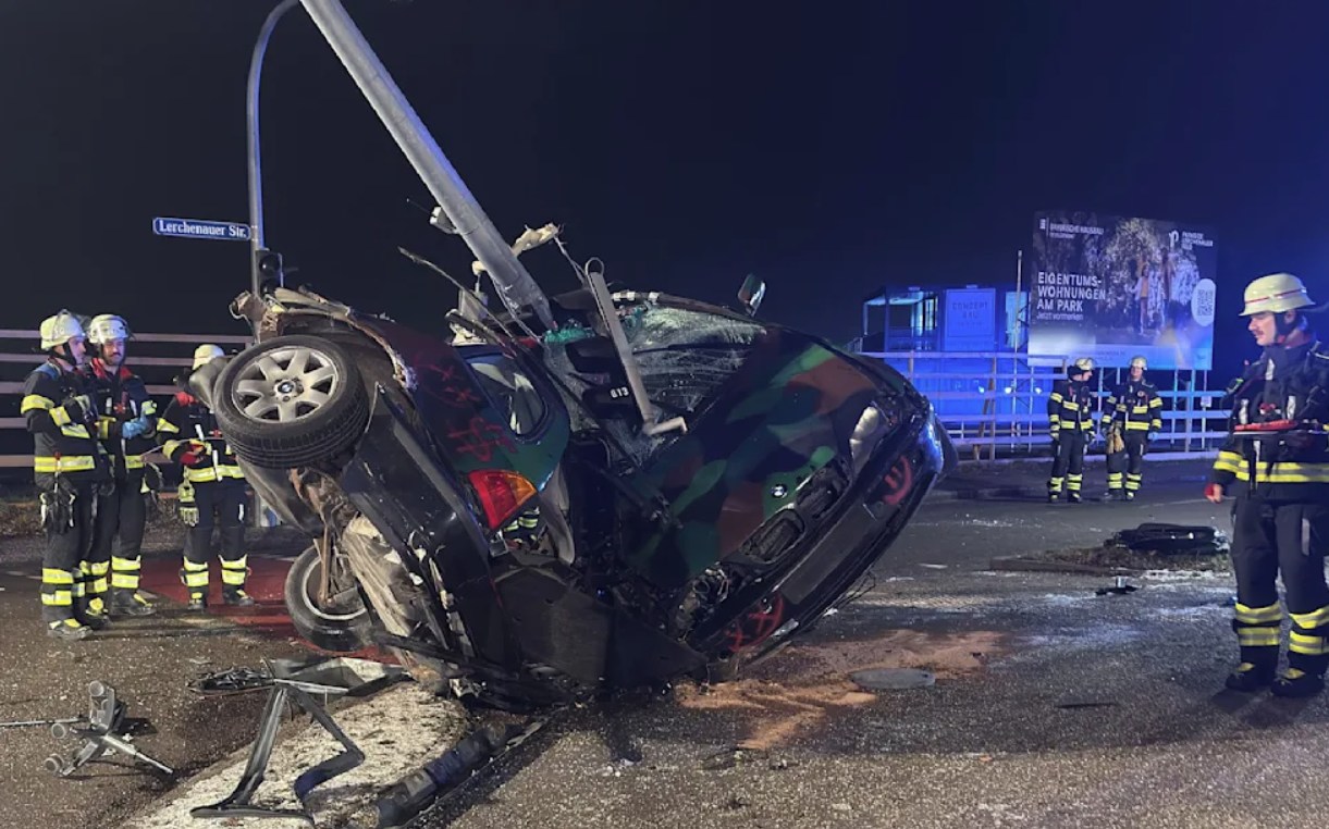 Der BMW wurde schwer beschädigt.