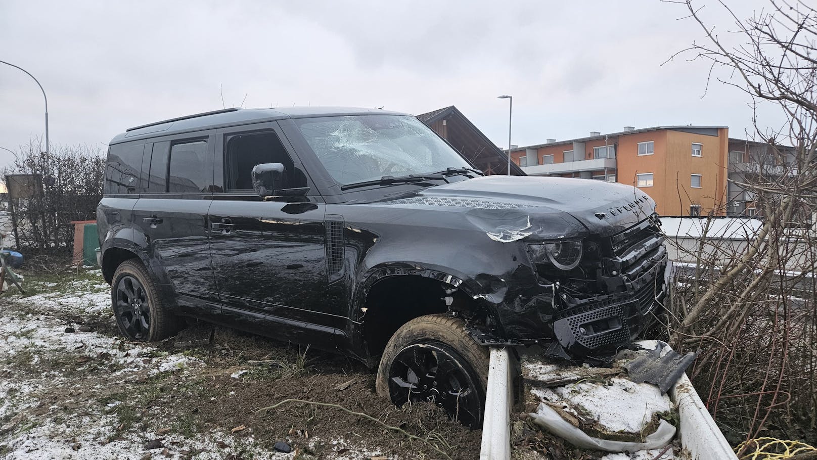 In Leonding (Bez. Linz-Land) ist in der Nacht ein Auto in den Garten eines Einfamilienhauses gekracht. Der 14-Jährige am Steuer wurde verletzt, der Wagen wurde zuvor in einem nahen Autohaus gestohlen.