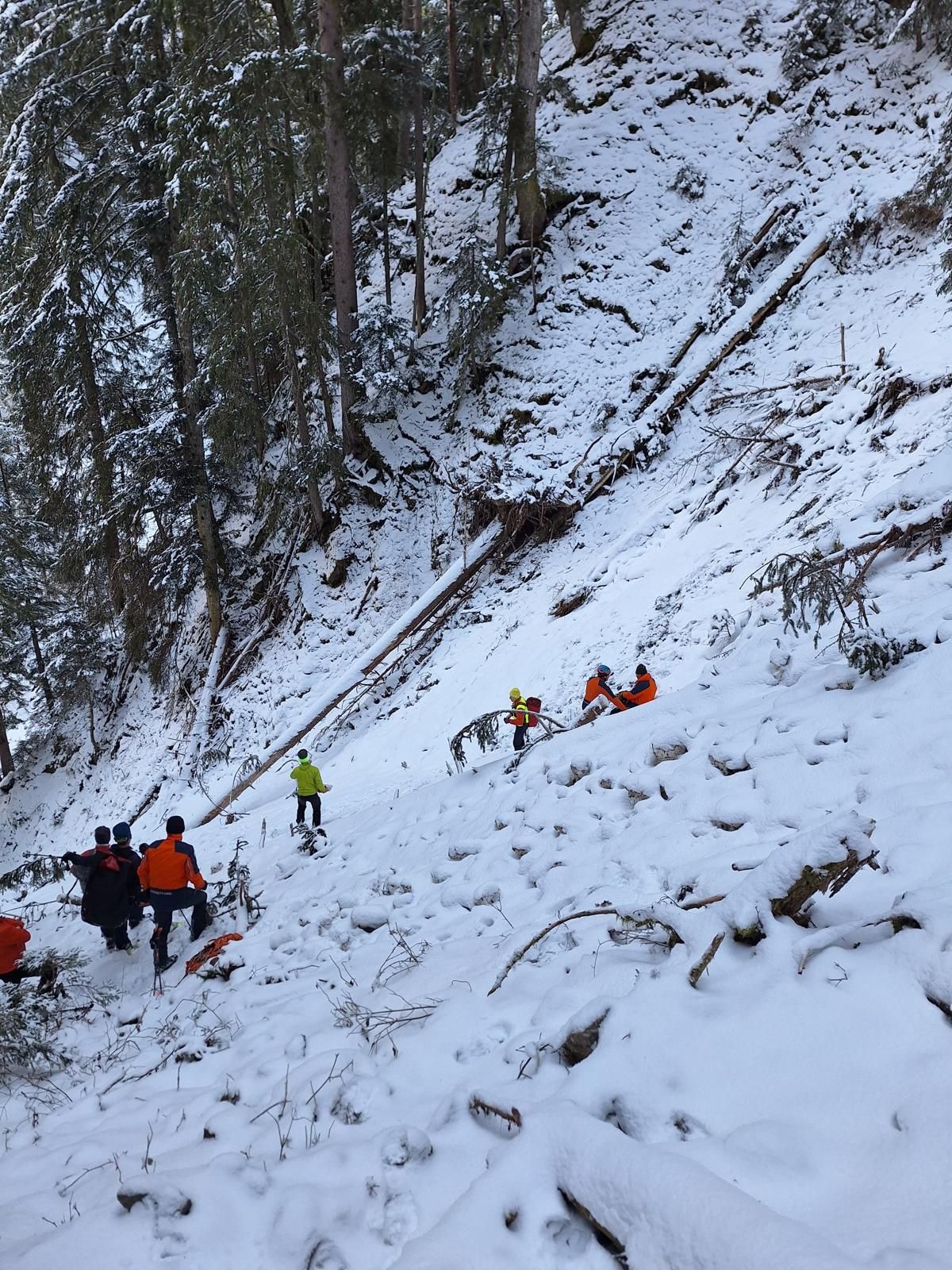 Die Bergretter stiegen zum verletzten Jäger auf.