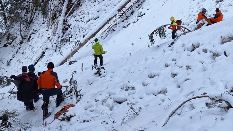 Die Bergretter stiegen zum verletzten auf.