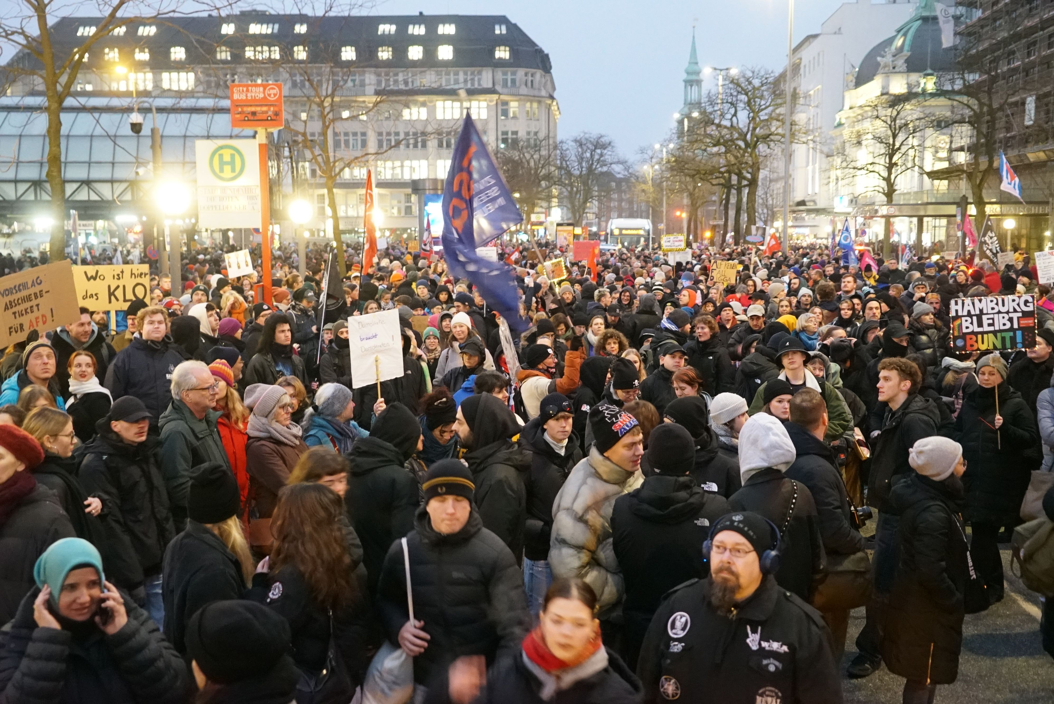 Zehntausende Demonstranten vor dem Rathaus in Hamburg.