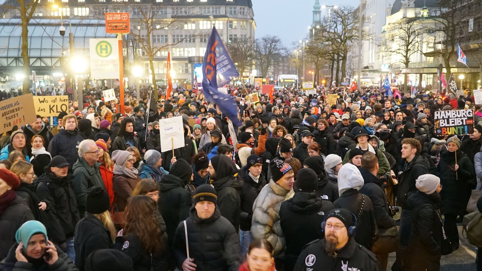 Zehntausende protestieren gegen Auftritt von AfD-Chefin