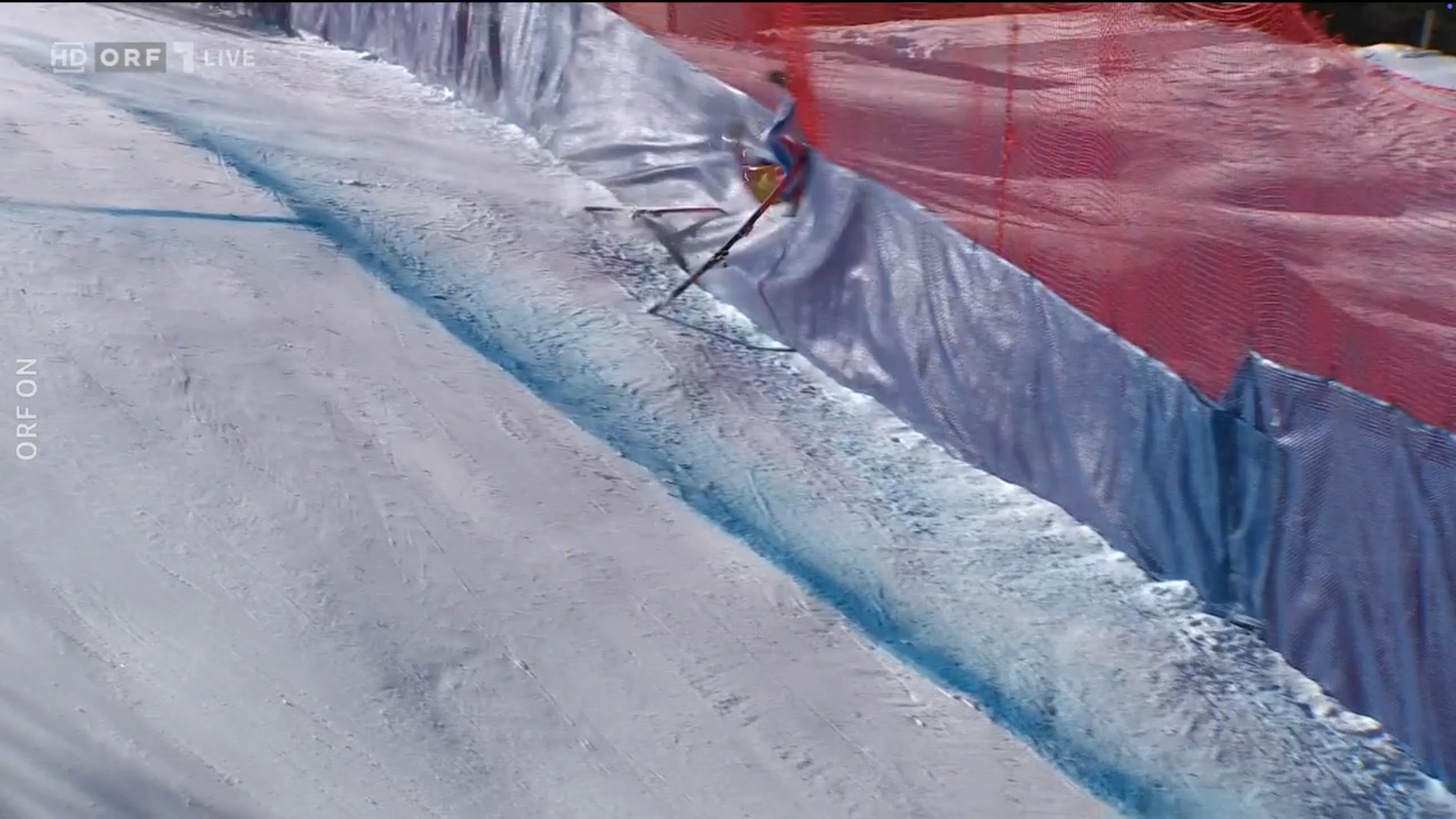 Sam Alphand schlägt hart im Fangnetz ein.