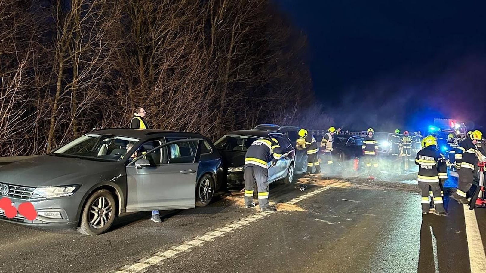 Vier Fahrzeuge prallten vor Kreisverkehr aufeinander