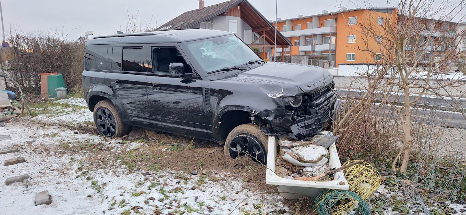 In Leonding (Bez. Linz-Land) ist in der Nacht ein Auto in den Garten eines Einfamilienhauses gekracht. Der 14-Jährige am Steuer wurde verletzt, der Wagen wurde zuvor in einem nahen Autohaus gestohlen.