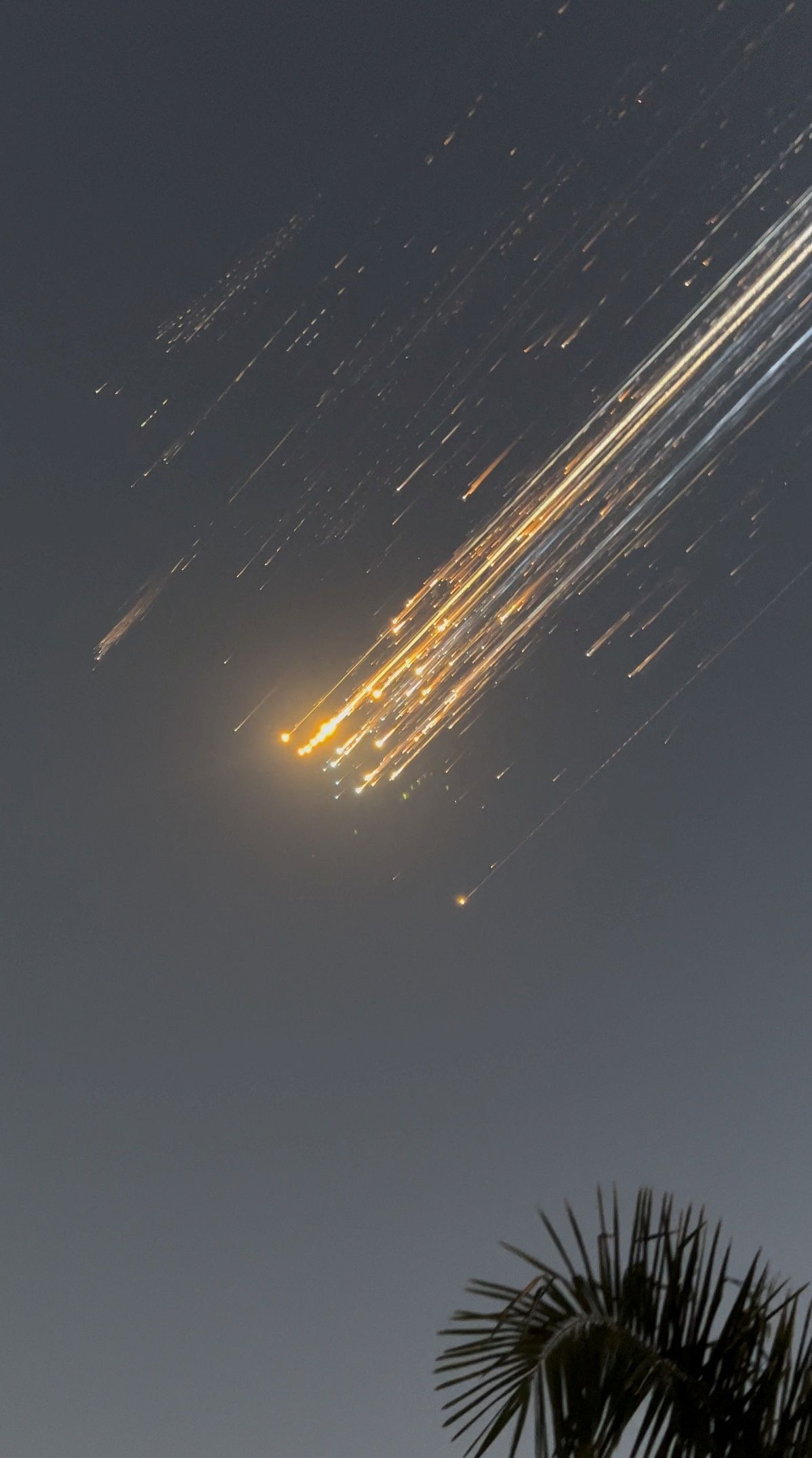 Feuerbälle der verglühenden SpaceX-Rakete über den Turks- und Caicosinseln in der Karibik am 16. Jänner 2025.