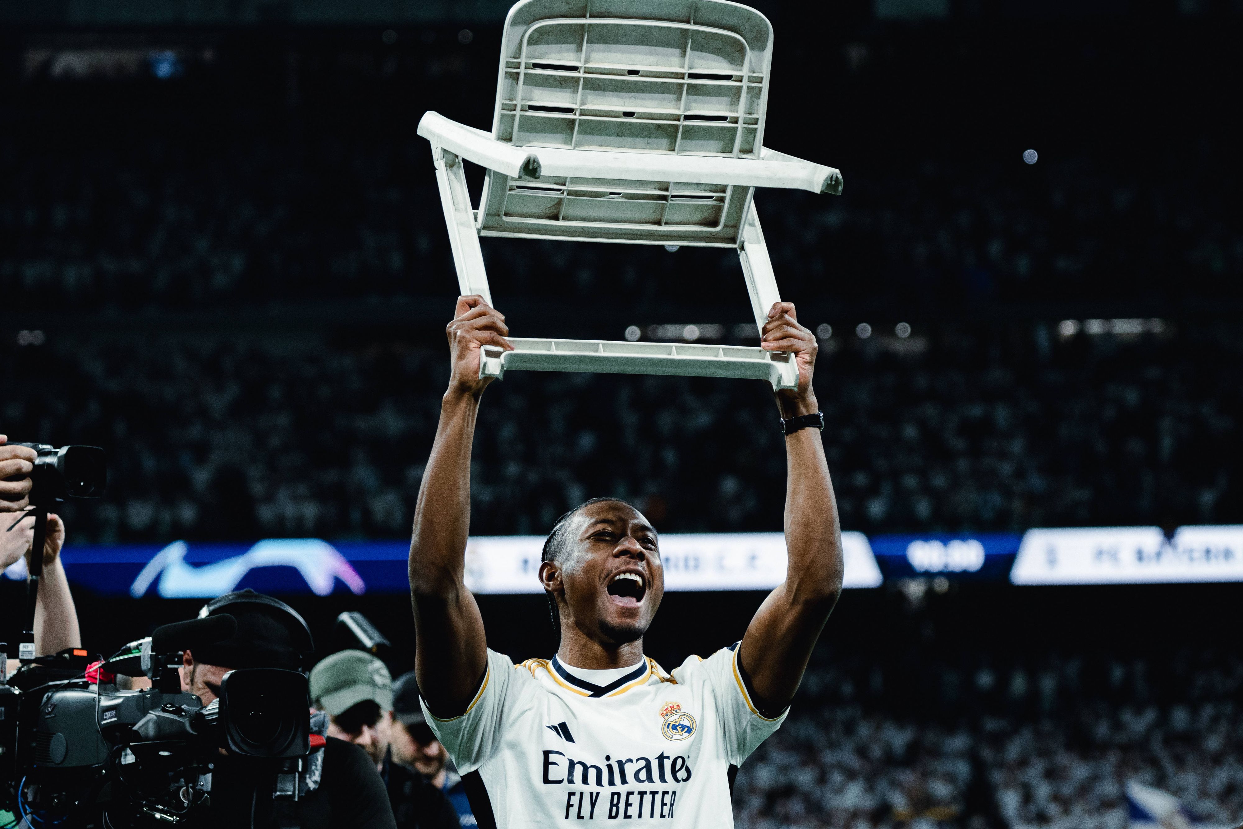 Bald wird Alaba wieder jubeln können – auch mit Stuhl in der Hand.