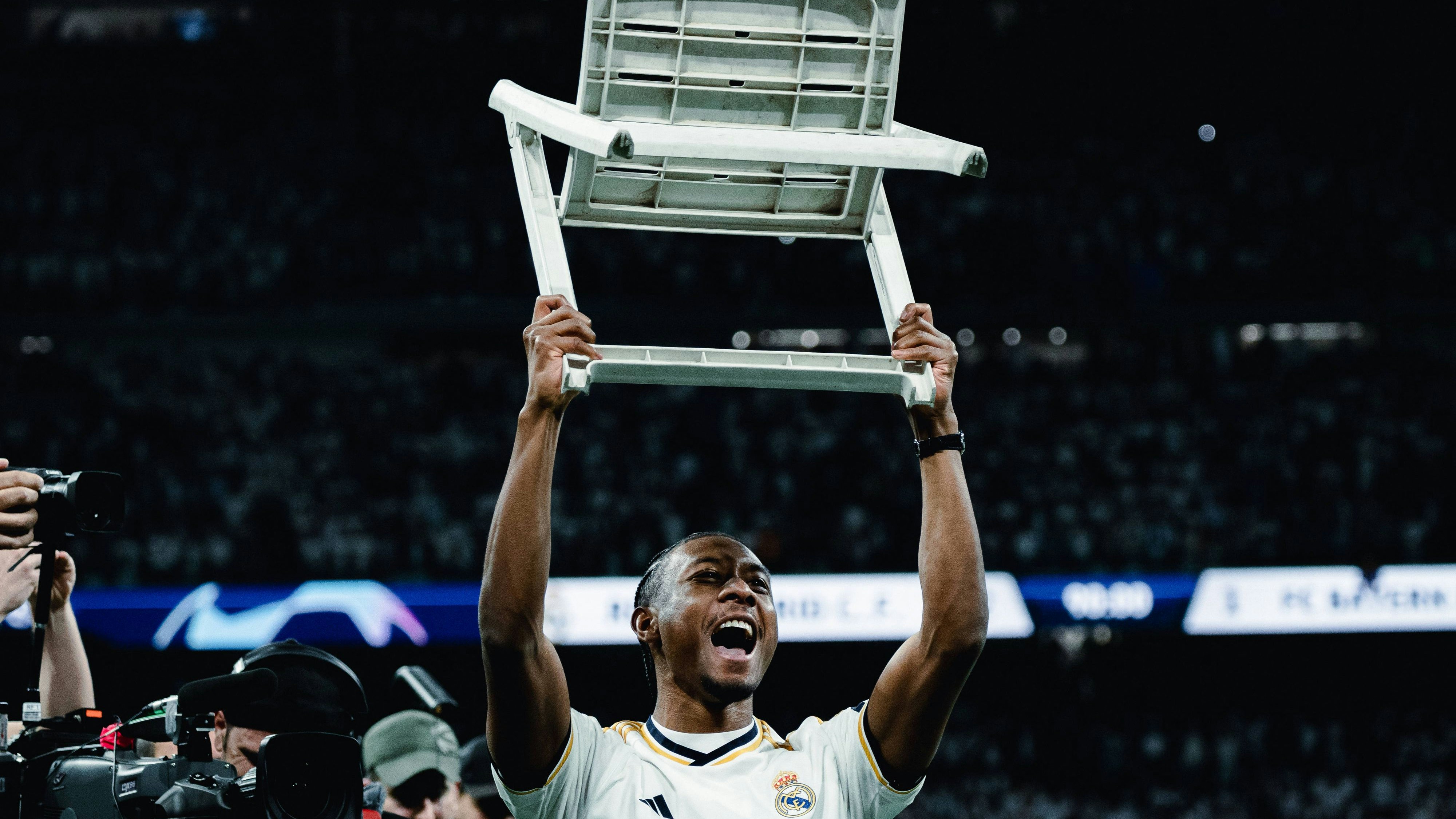 Bald wird Alaba wieder jubeln können – auch mit Stuhl in der Hand.