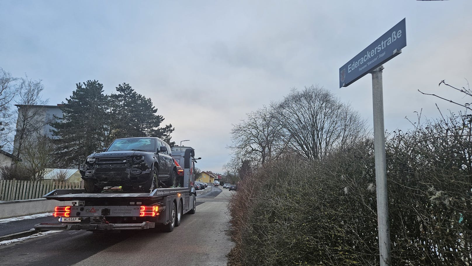 In Leonding (Bez. Linz-Land) ist in der Nacht ein Auto in den Garten eines Einfamilienhauses gekracht. Der 14-Jährige am Steuer wurde verletzt, der Wagen wurde zuvor in einem nahen Autohaus gestohlen.