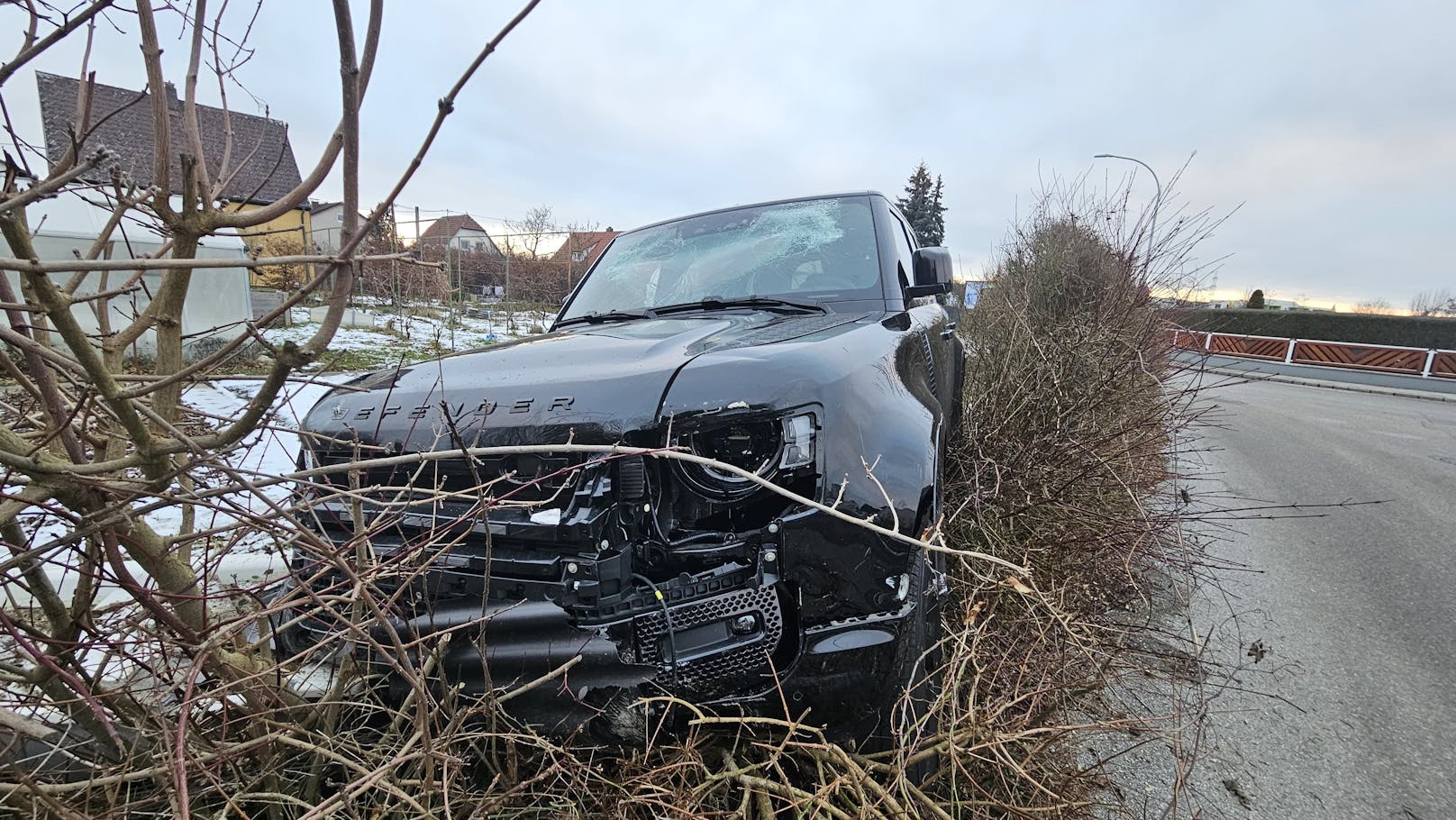 In Leonding (Bez. Linz-Land) ist in der Nacht ein Auto in den Garten eines Einfamilienhauses gekracht. Der 14-Jährige am Steuer wurde verletzt, der Wagen wurde zuvor in einem nahen Autohaus gestohlen.