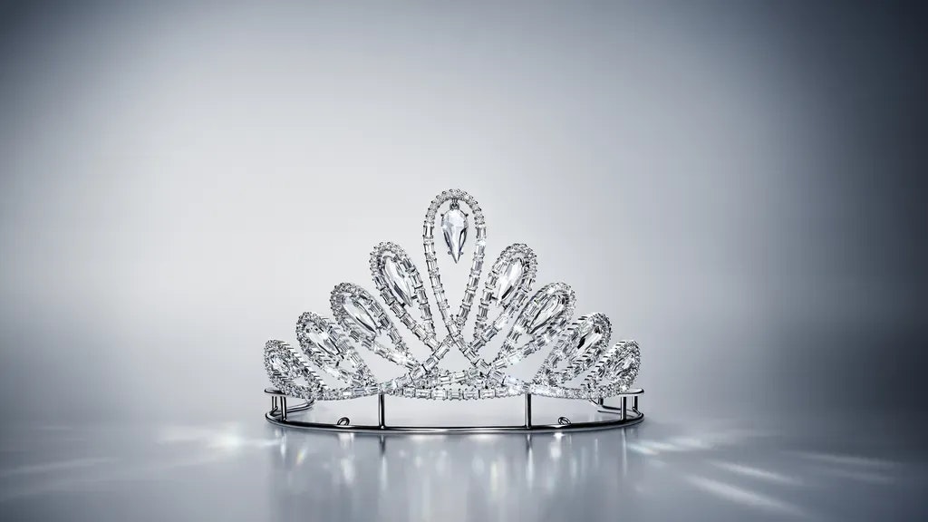 Das Opernball Krönchen kommt auch ans Revers der eintanzenden Männer.