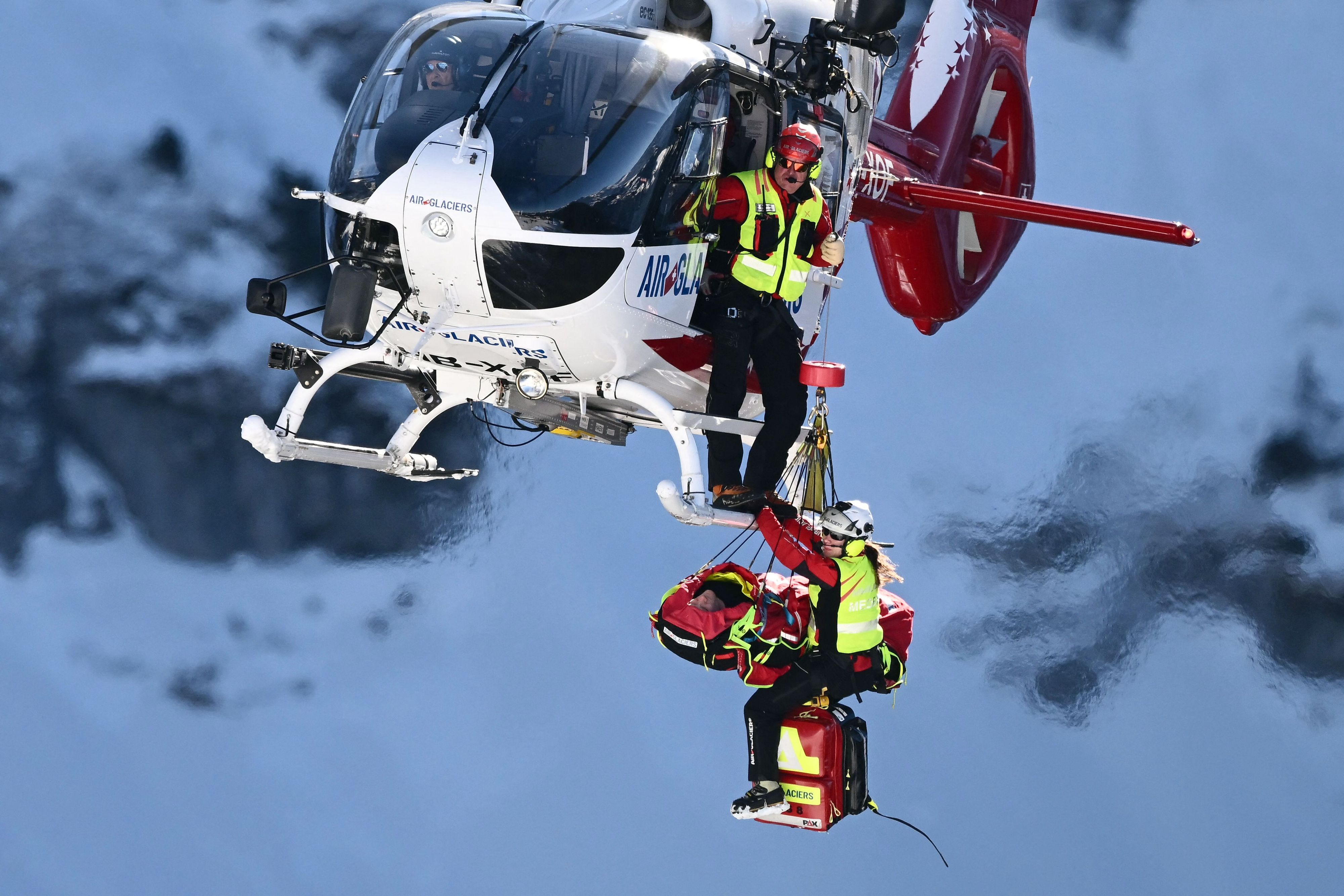 Blaise Giezendanner wurde mit dem Heli abtransportiert.