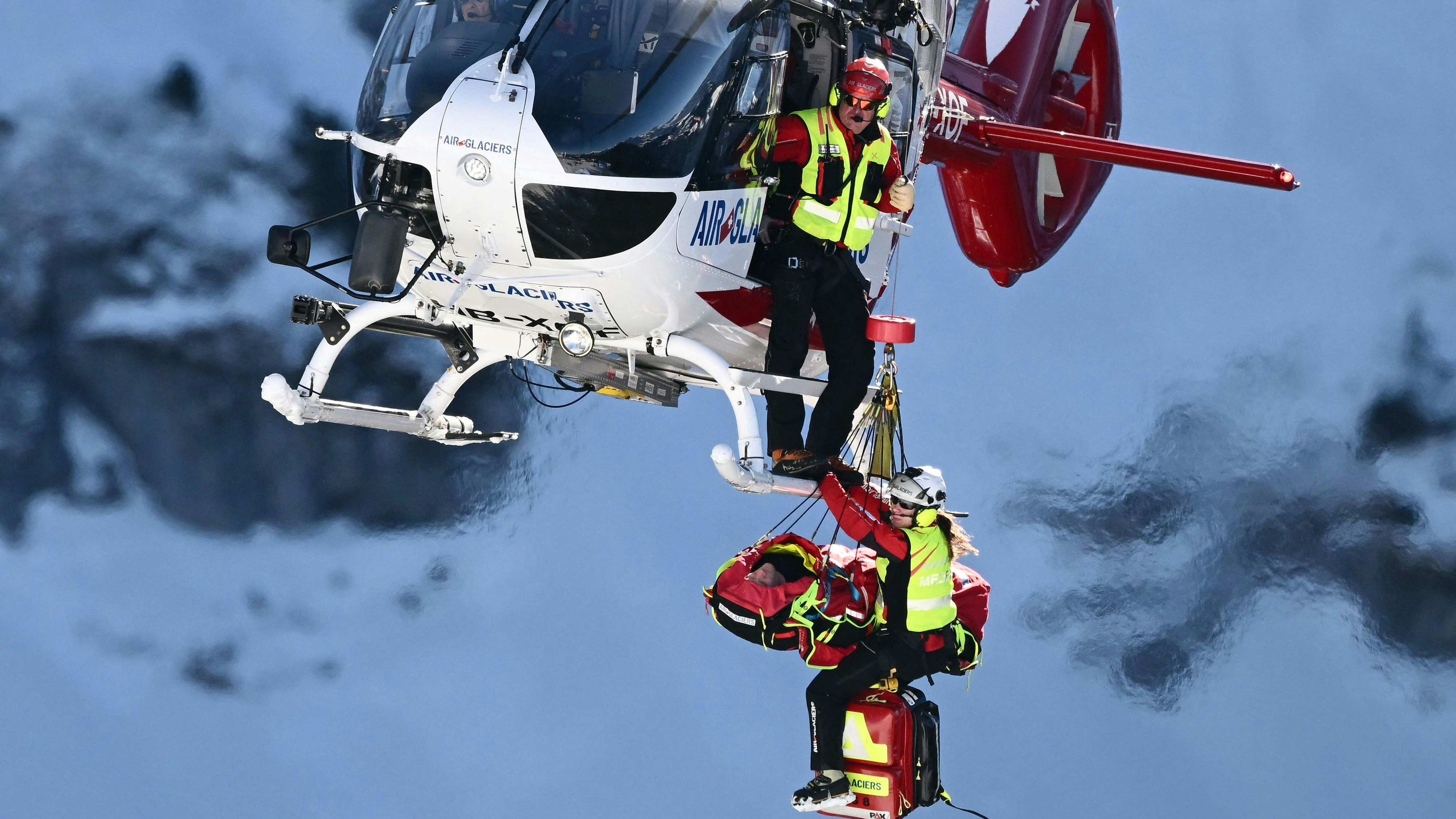 Blaise Giezendanner wurde mit dem Heli abtransportiert.