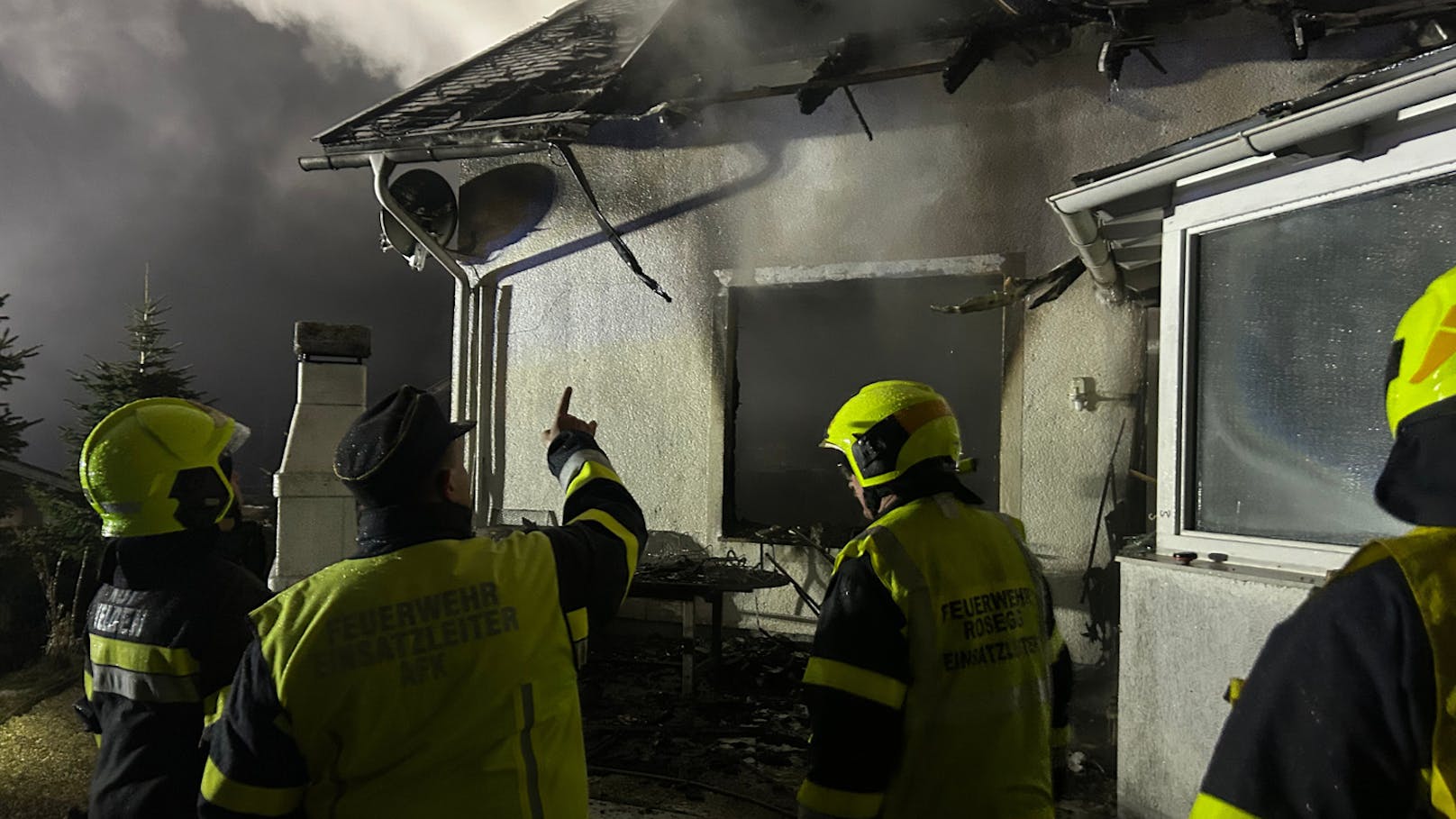 In einem Einfamilienhaus in Emmersdorf (Bezirk Villach-Land) ist am Freitag ein Großfeuer ausgebrochen. Dabei brannte das Gebäude völlig aus.