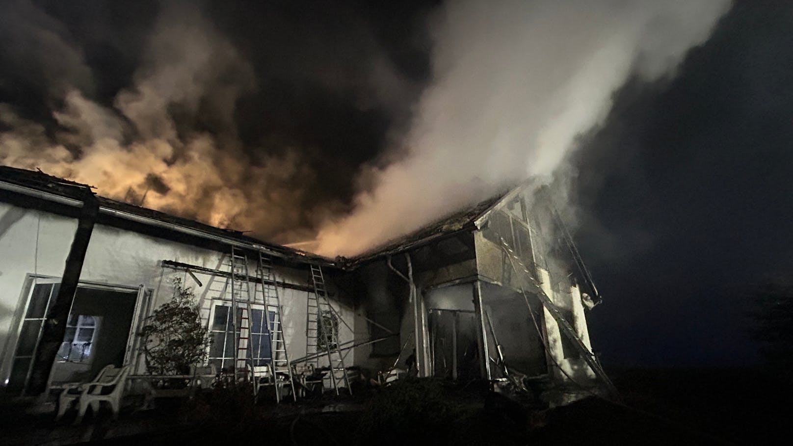 In einem Einfamilienhaus in Emmersdorf (Bezirk Villach-Land) ist am Freitag ein Großfeuer ausgebrochen. Dabei brannte das Gebäude völlig aus.