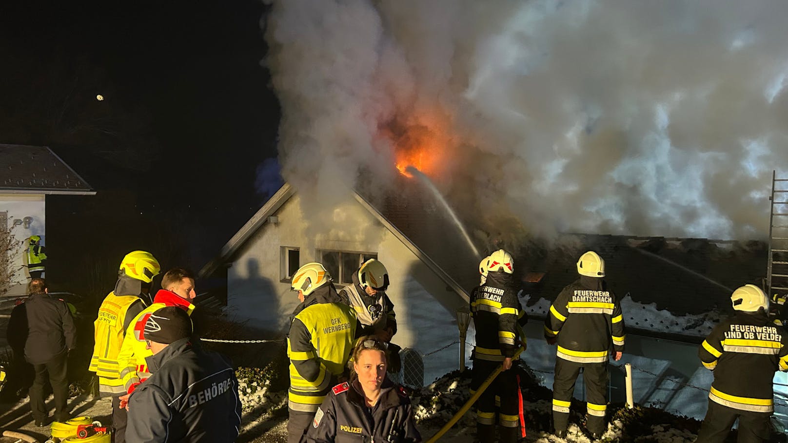 In einem Einfamilienhaus in Emmersdorf (Bezirk Villach-Land) ist am Freitag ein Großfeuer ausgebrochen. Dabei brannte das Gebäude völlig aus.