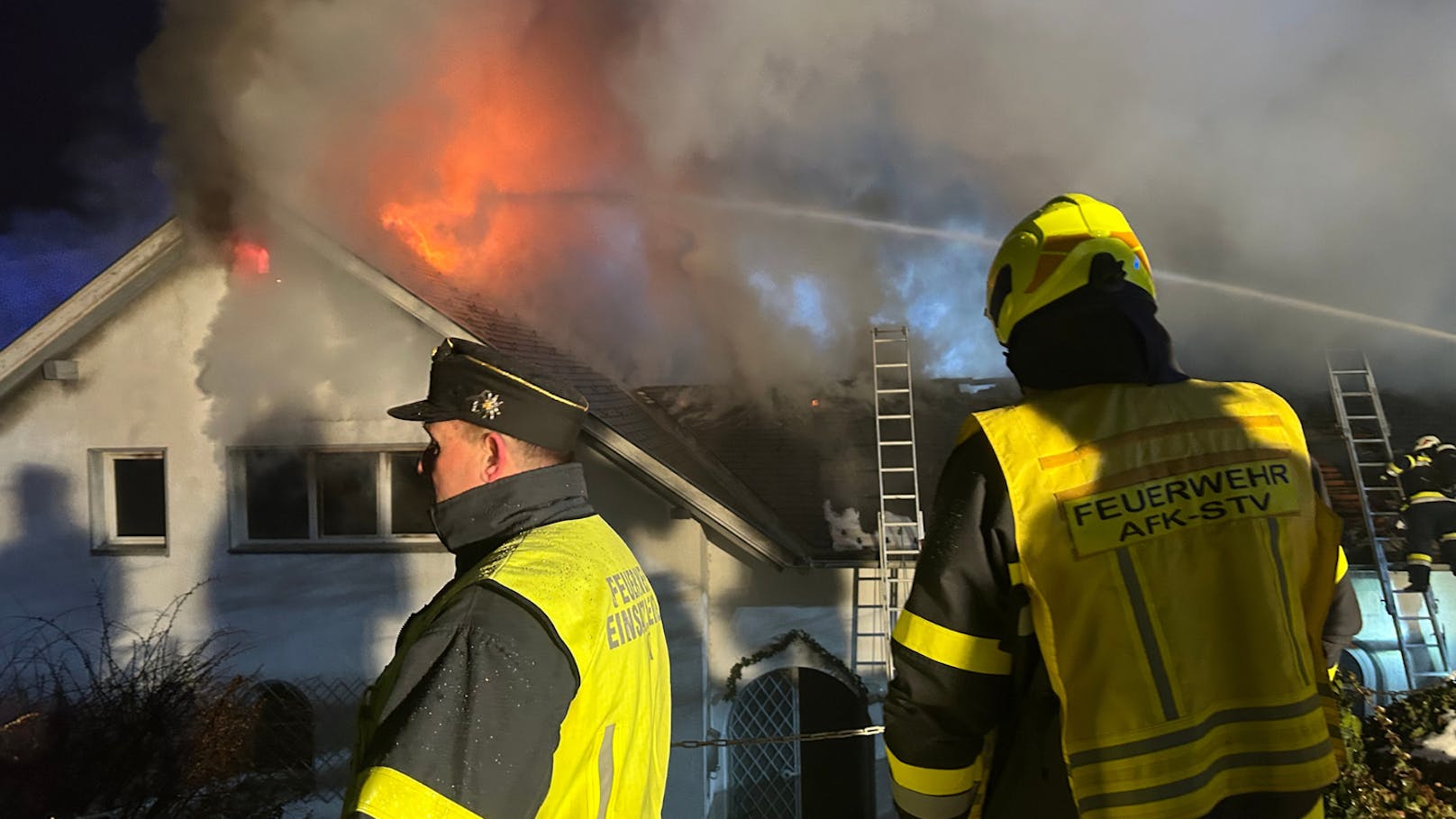 In einem Einfamilienhaus in Emmersdorf (Bezirk Villach-Land) ist am Freitag ein Großfeuer ausgebrochen. Dabei brannte das Gebäude völlig aus.