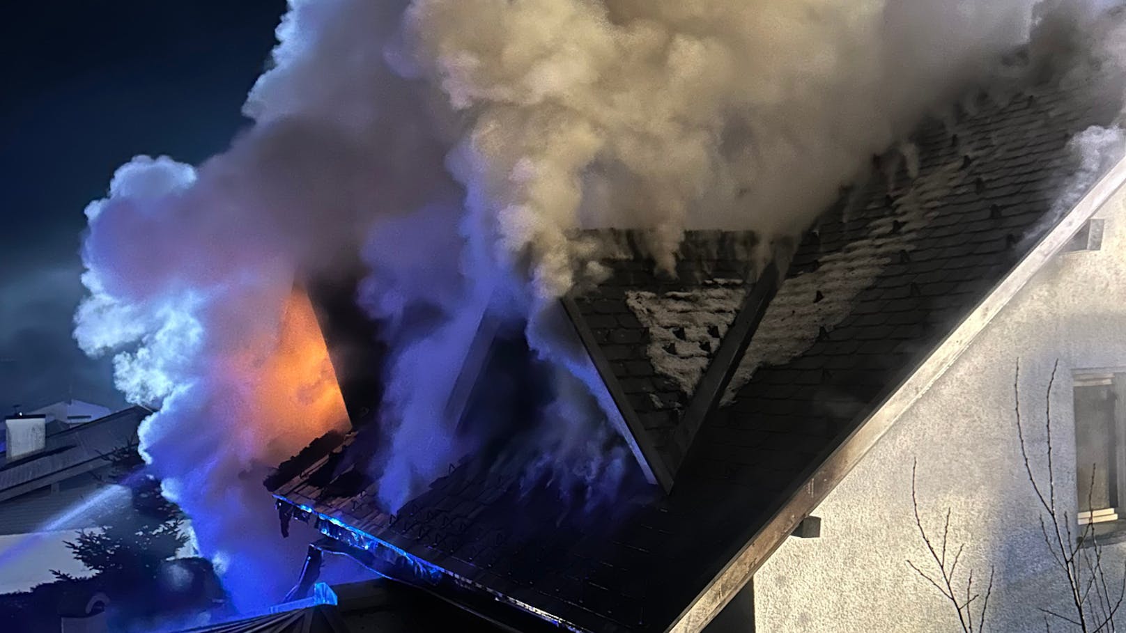 In einem Einfamilienhaus in Emmersdorf (Bezirk Villach-Land) ist am Freitag ein Großfeuer ausgebrochen. Dabei brannte das Gebäude völlig aus.