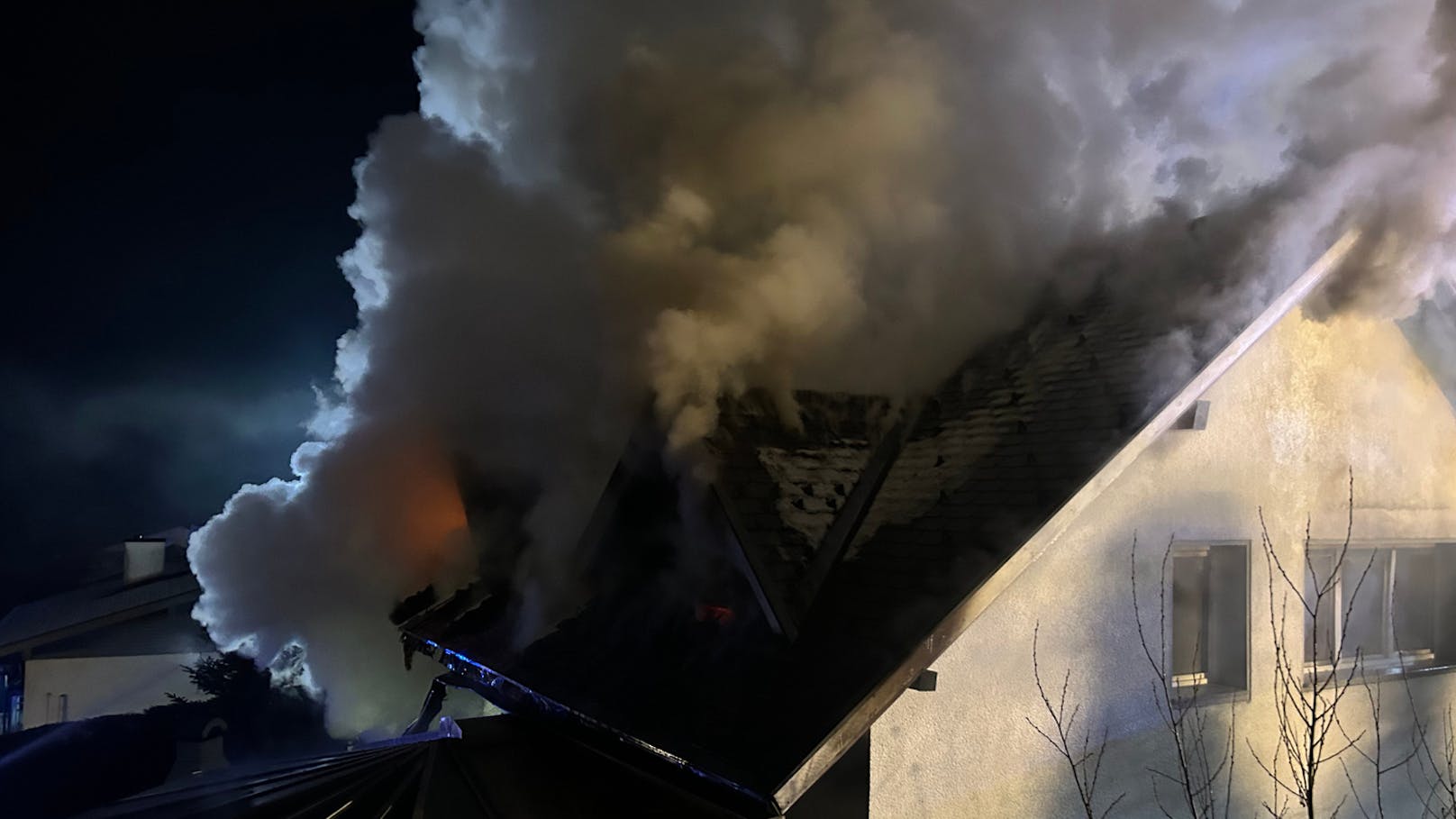 In einem Einfamilienhaus in Emmersdorf (Bezirk Villach-Land) ist am Freitag ein Großfeuer ausgebrochen. Dabei brannte das Gebäude völlig aus.