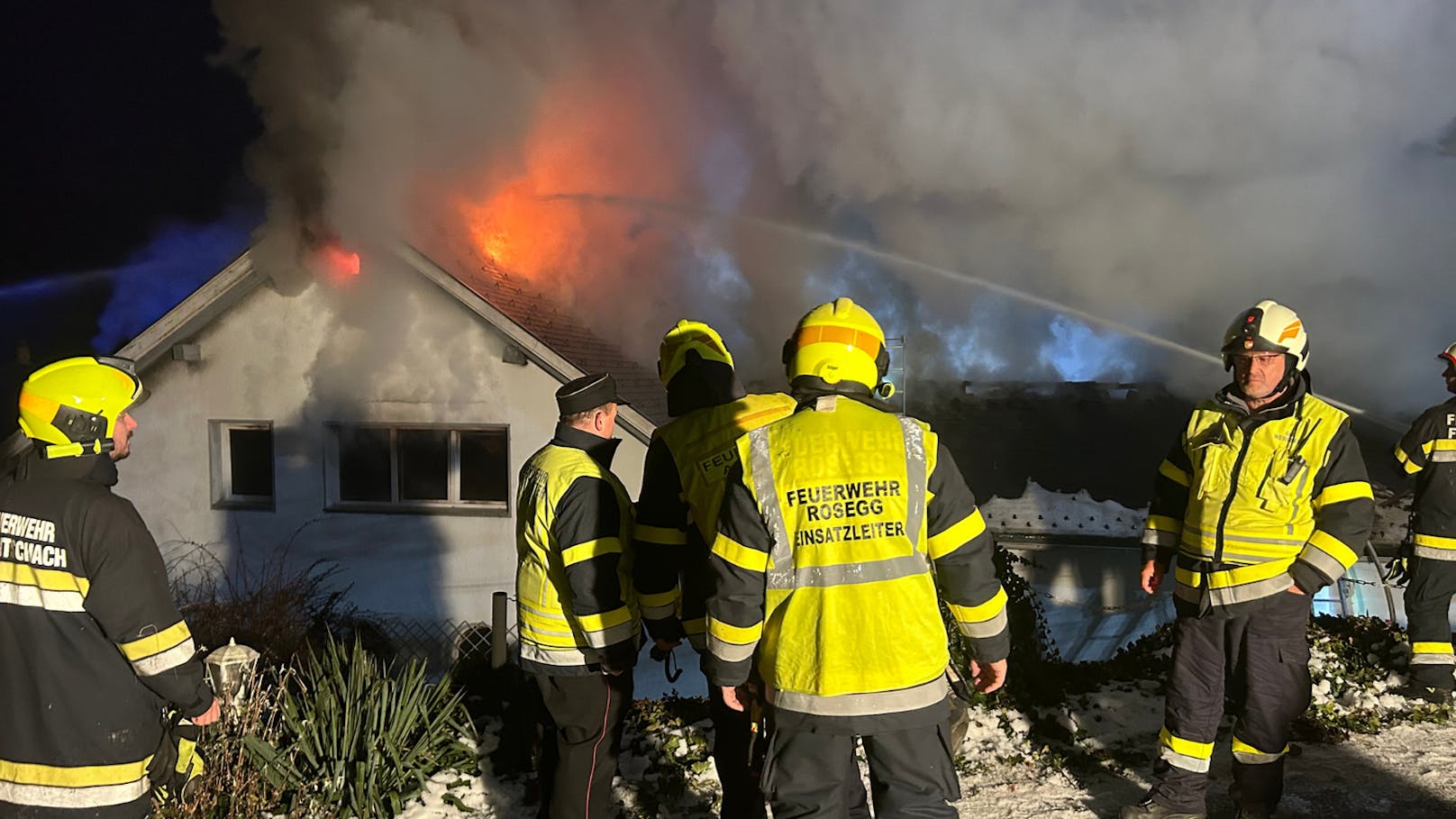 In einem Einfamilienhaus in Emmersdorf (Bezirk Villach-Land) ist am Freitag ein Großfeuer ausgebrochen. Dabei brannte das Gebäude völlig aus.