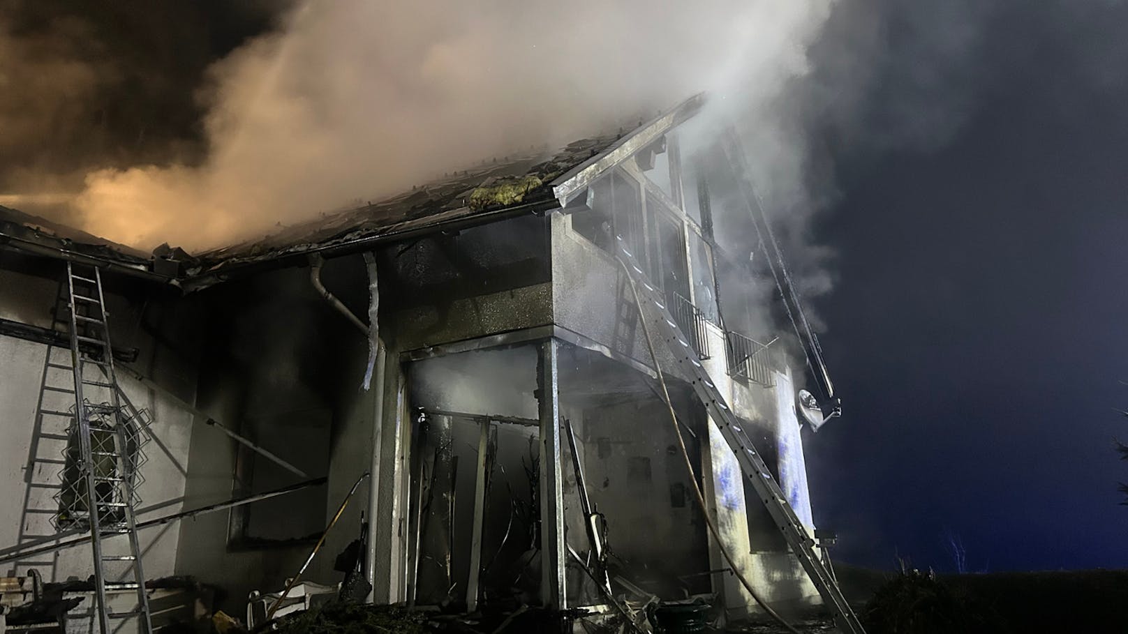 In einem Einfamilienhaus in Emmersdorf (Bezirk Villach-Land) ist am Freitag ein Großfeuer ausgebrochen. Dabei brannte das Gebäude völlig aus.