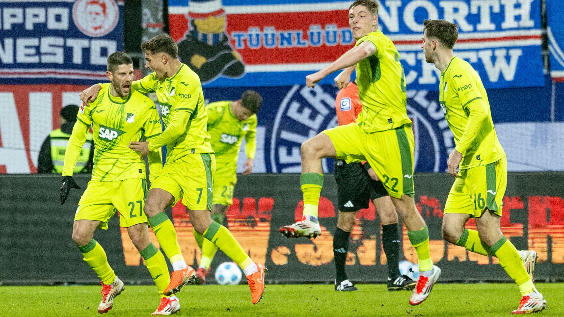 Alexander Prass jubelt mit seinen Hoffenheim-Kollegen.