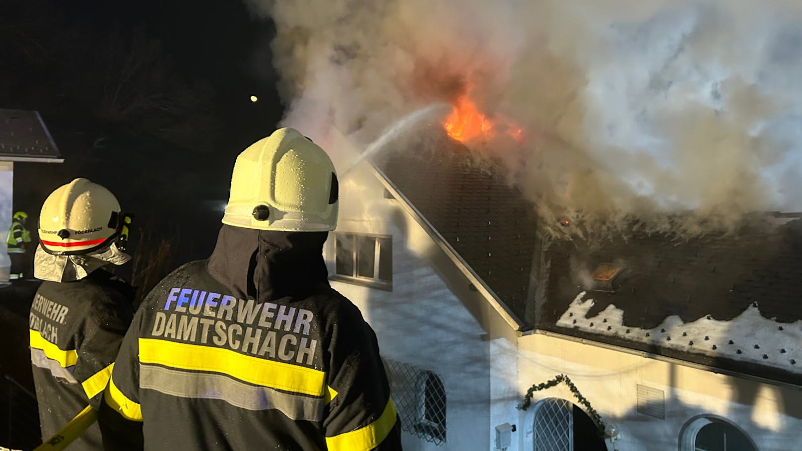 In einem Einfamilienhaus in Emmersdorf (Bezirk Villach-Land) ist am Freitag ein Großfeuer ausgebrochen. Dabei brannte das Gebäude völlig aus.