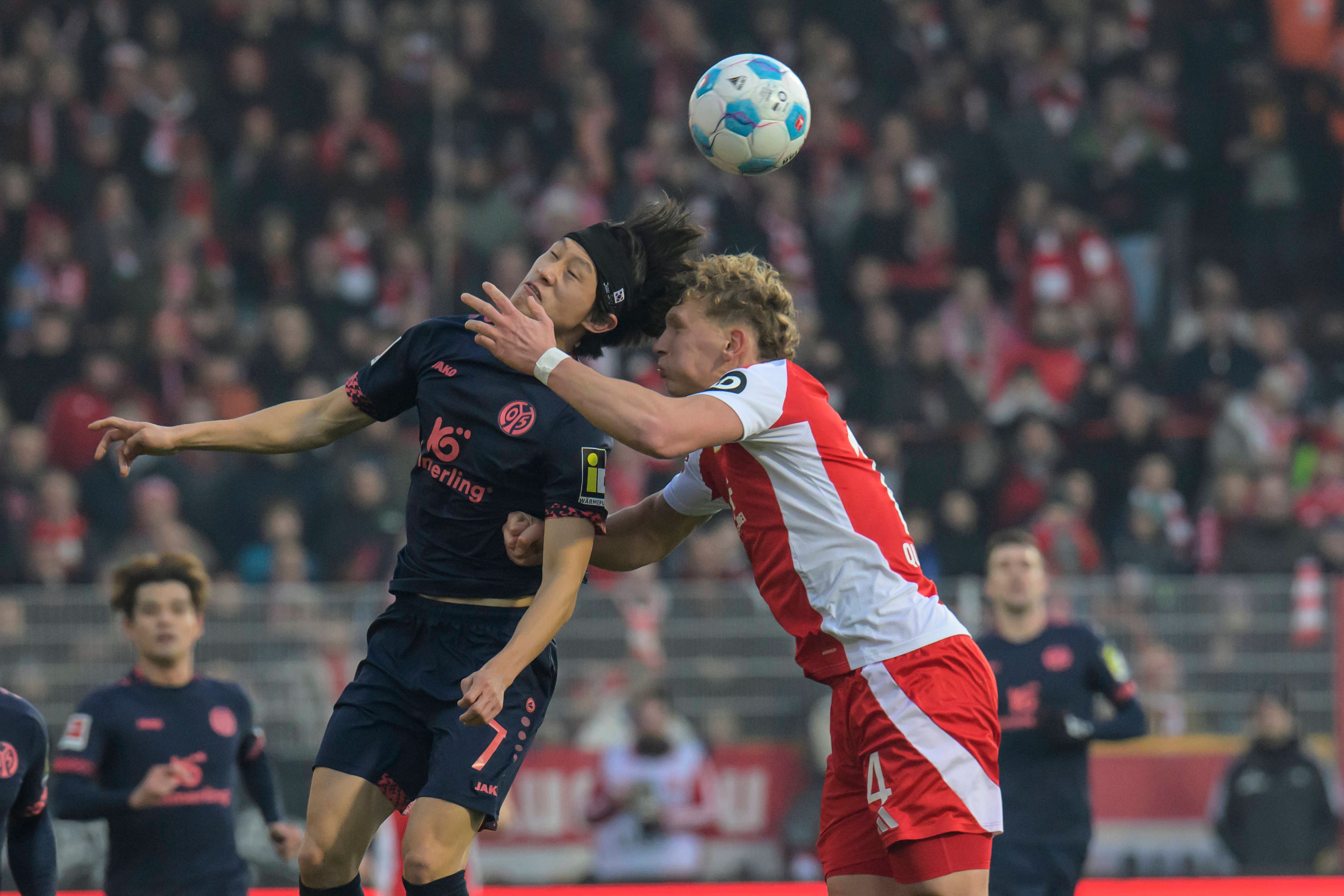 Querfeld im Kopfball-Duell