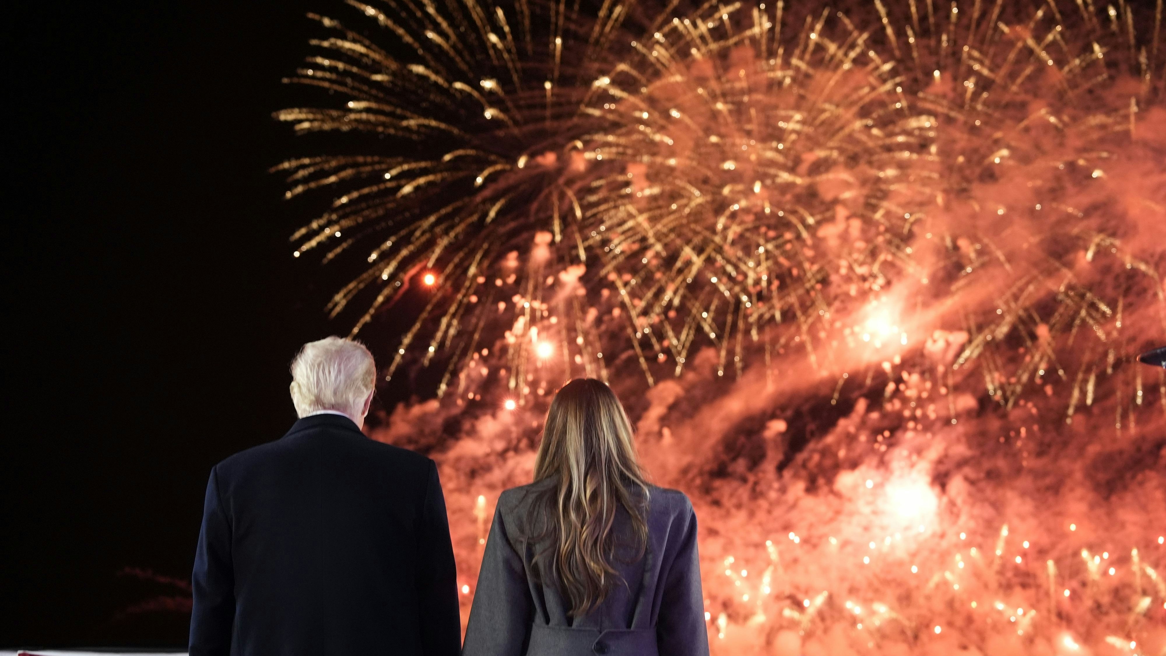 Donald und Melania Trump genießen ein Feuerwerk im <a target="_blank" rel="nofollow" href="https://www.trumpnationaldc.com/">Trump National Golf Club Washington</a> am Wochenende von Trumps Angelobung zum 47. Präsidenten der USA