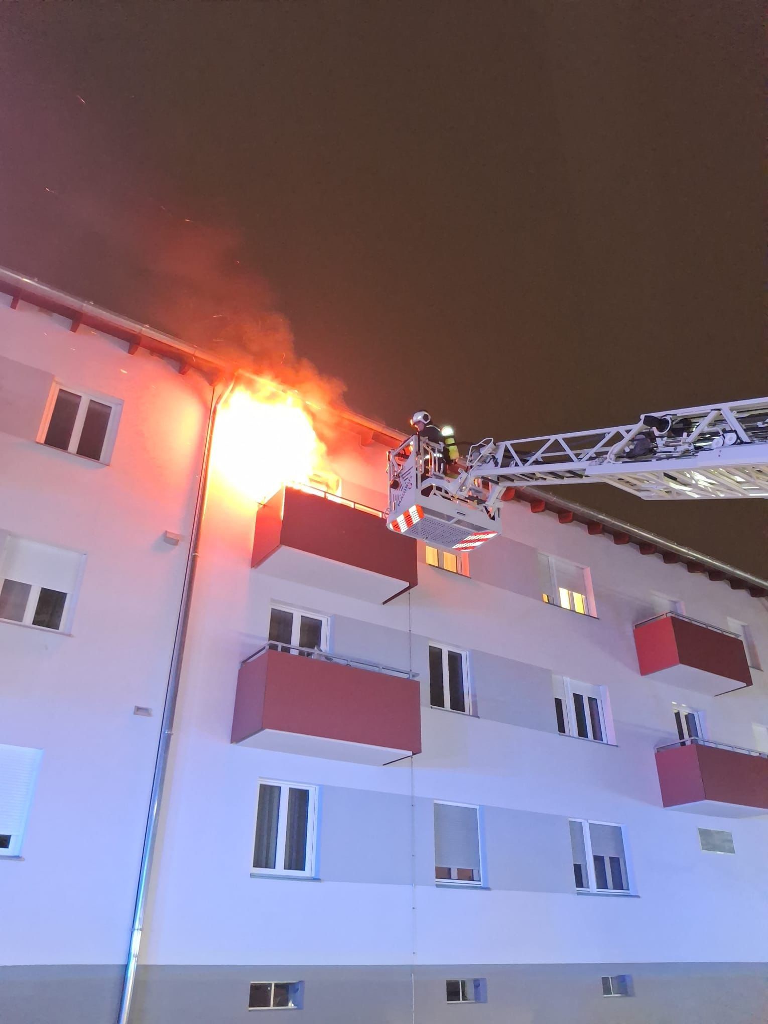 In der Nacht von Samstag auf Sonntag wurde eine Wohnung durch einen Brand komplett zerstört.