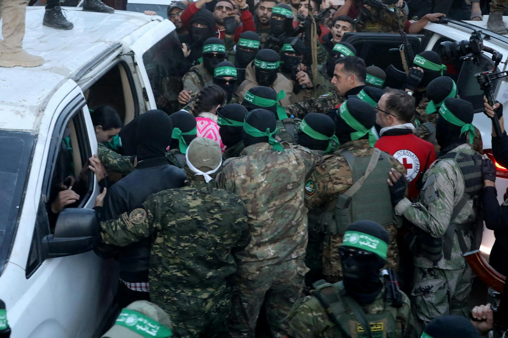 Kämpfer der palästinensischen Hamas übergeben Geiseln, die während des Angriffs der Hamas auf Israel am 7. Oktober 2023 entführt wurden, an Mitglieder des Internationalen Komitees vom Roten Kreuz.