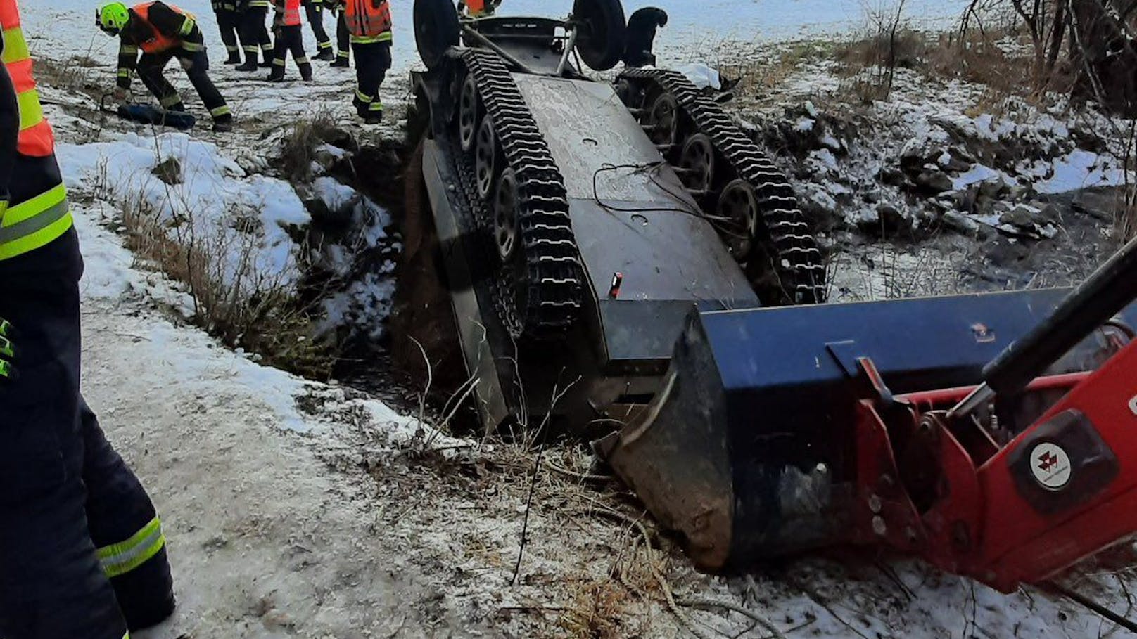 Panzer stürzt in Bach – zwei Männer tot, acht Verletzte