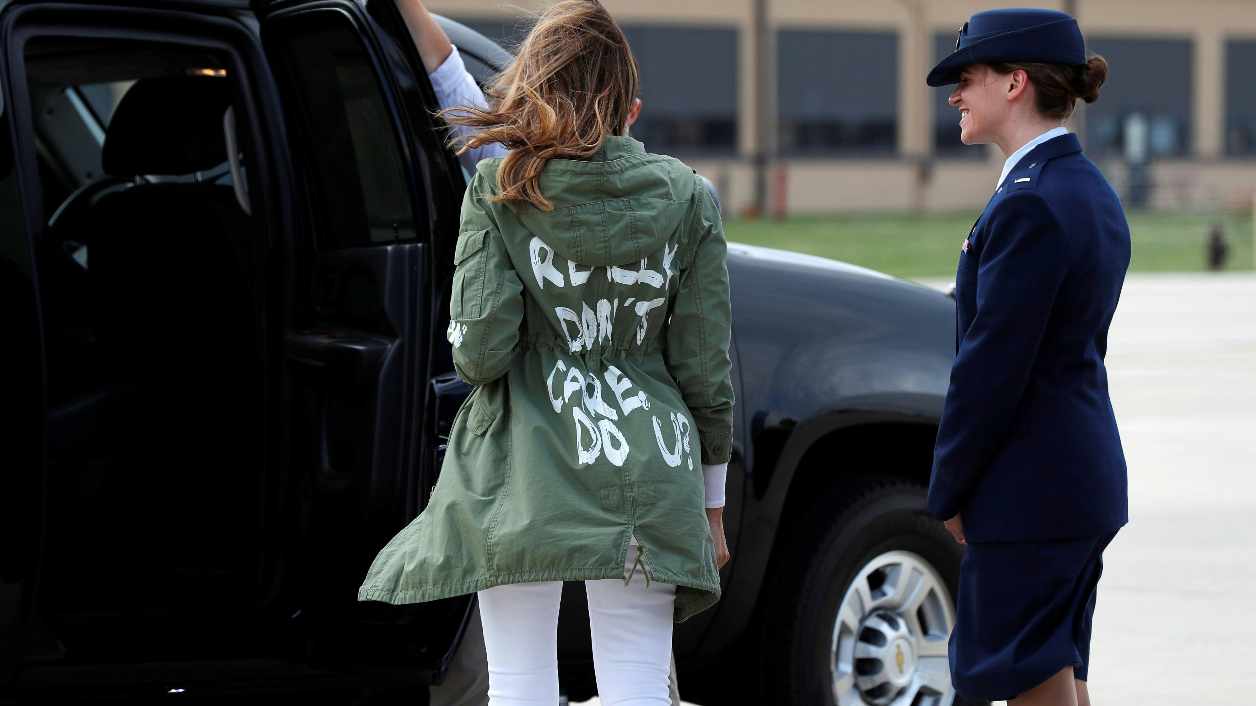 First Lady Melania Trump im Juni 2018 bei einer Reise an die texanisch-mexikanische Grenze in einer Jacke mit der Aufschrift "I Really Don't Care. Do U?" – übersetzt etwa "Es ist mir wirklich gleichgültig, und dir?". Das als öffentliches Statement ihres Widerwillens verstandene Kleidungsstück erzürnte seinerzeit auch viele konservative Amerikaner