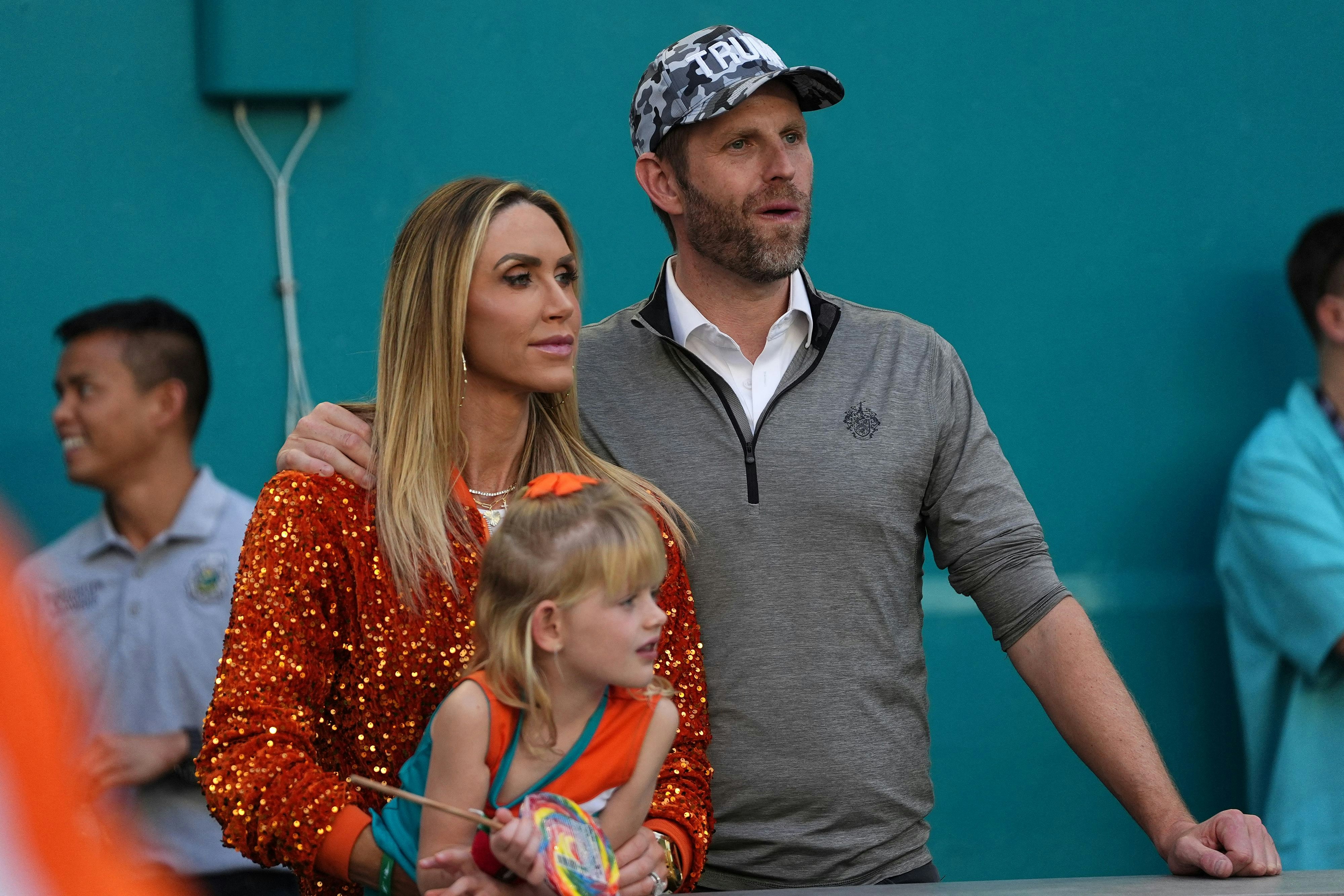 Eric und Lara Trump mit ihrer Tochter Carolina am 24. November 2024 bei einem Footballspiel der Miami Dolphins in Florida