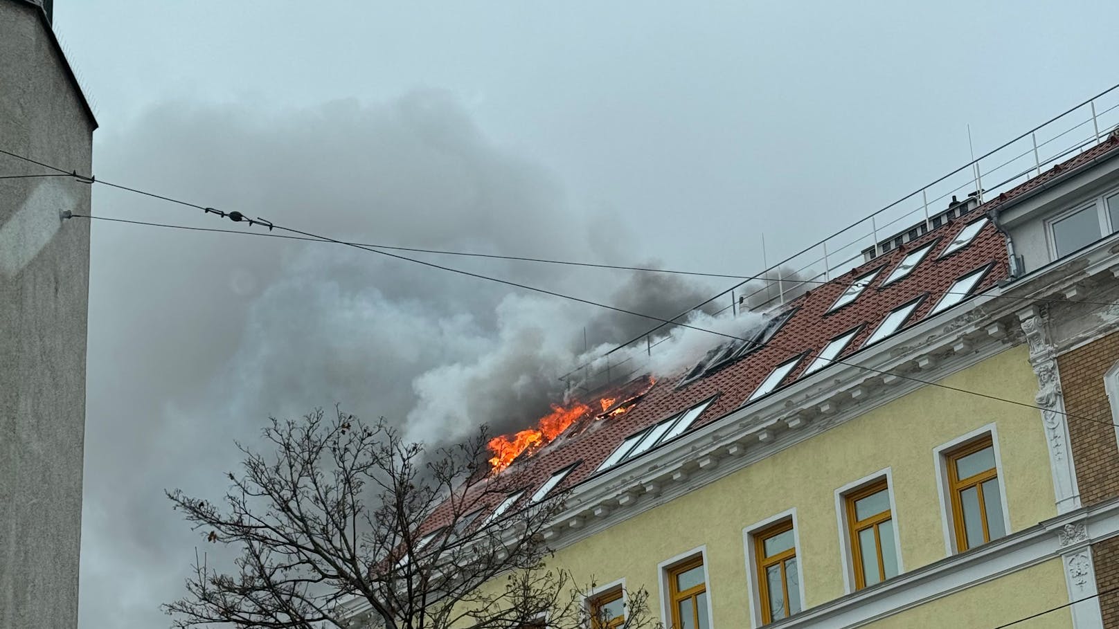 Flammen und Rauch ragten aus der Wohnung.