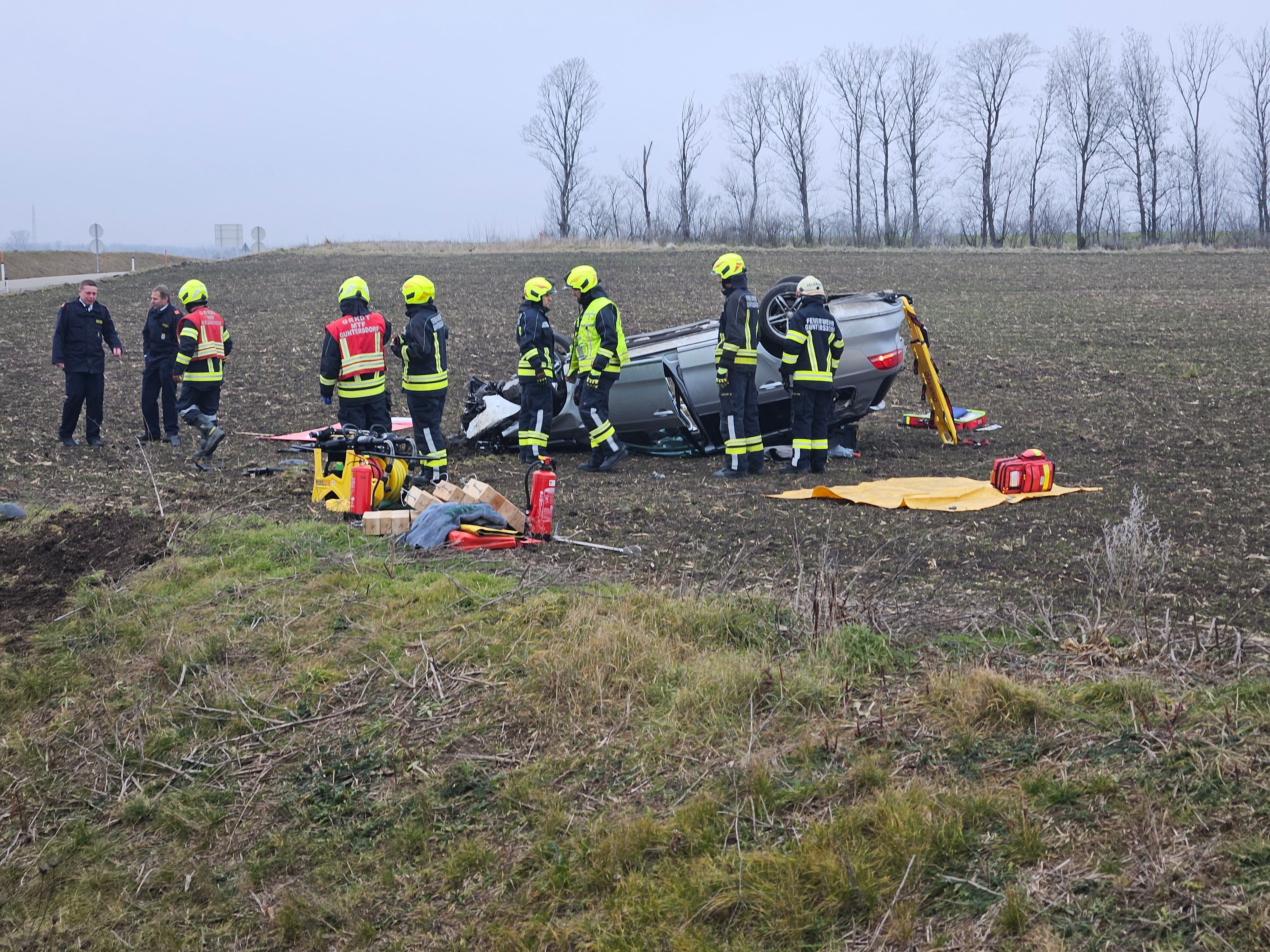 Schwerer Unfall beim Kreisverkehr am Ende der S3 bei Guntersdorf 