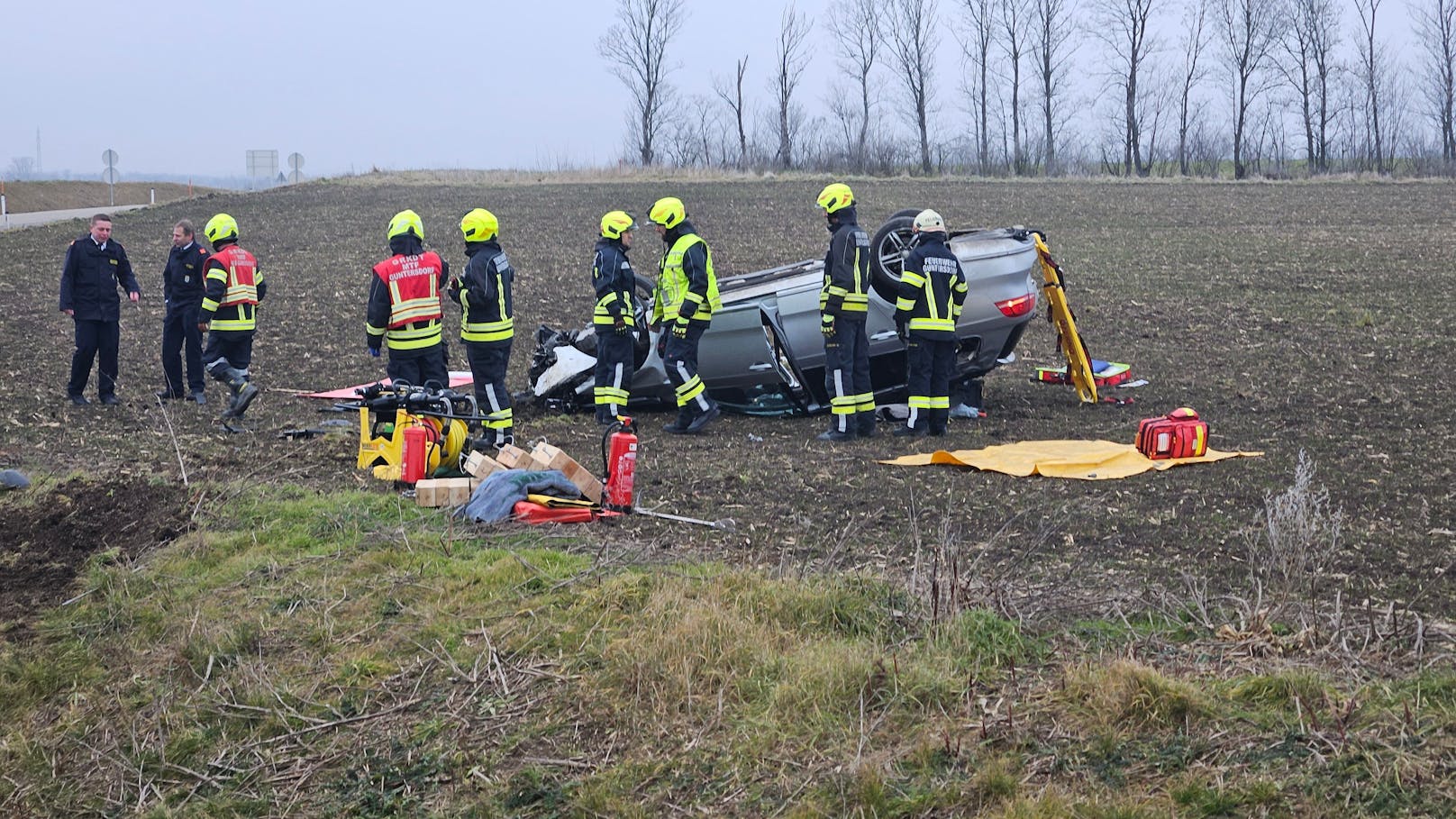 Schwerer Unfall beim Kreisverkehr am Ende der S3 bei Guntersdorf 