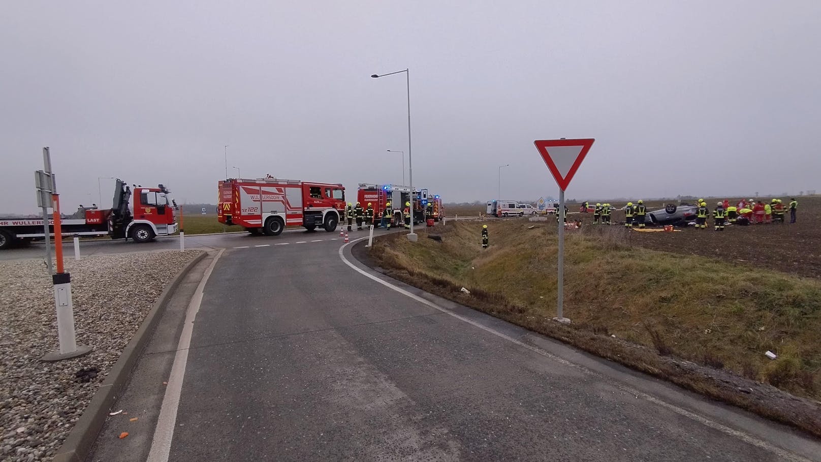 Schwerer Unfall beim Kreisverkehr am Ende der S3 bei Guntersdorf 