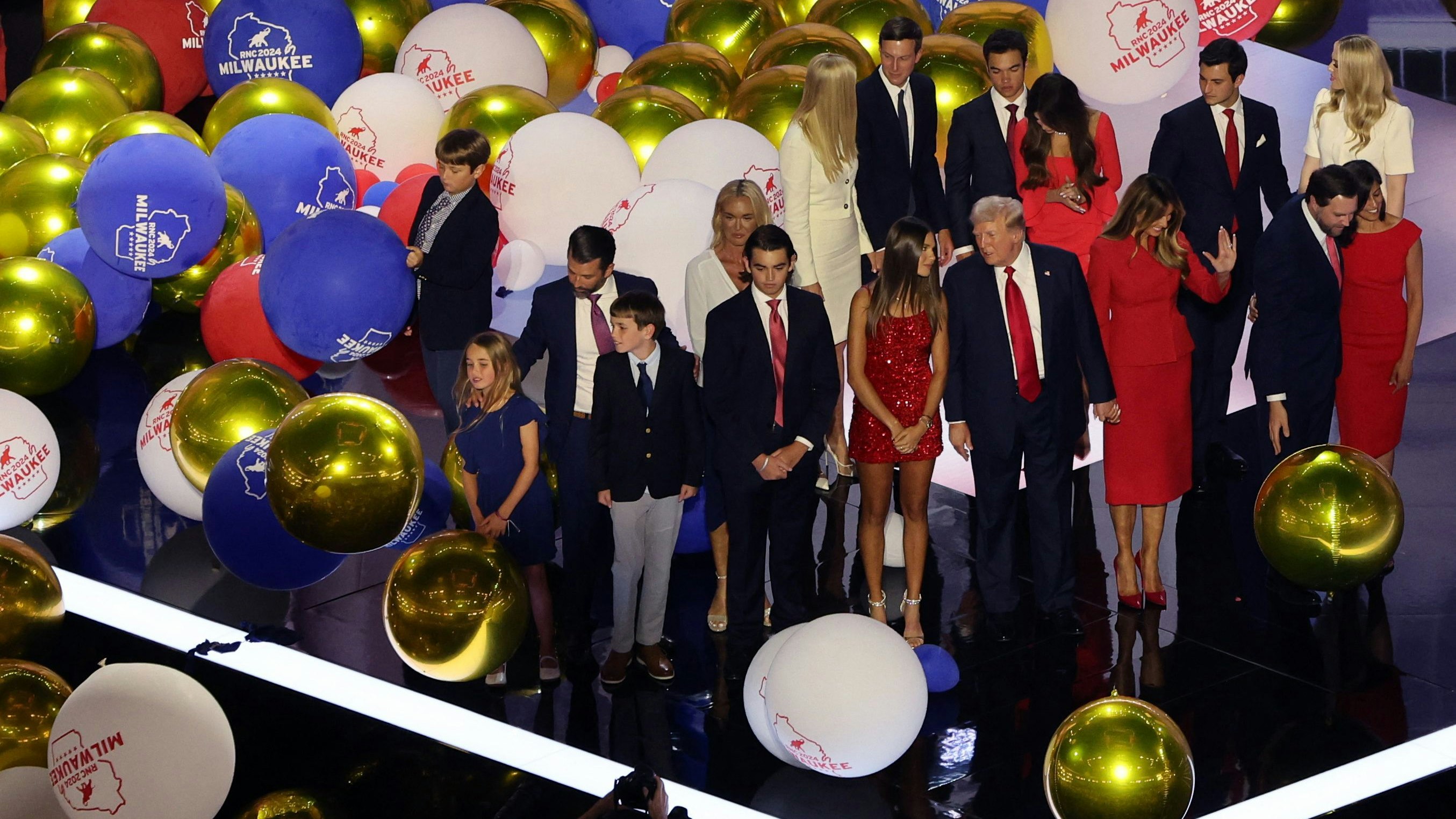 Ein Teil des Trump-Clans beim Nominierungsparteitag der Republikaner im Juli 2024: Ehefrau Melania, Vizepräsident J. D. Vance und seine Frau Usha sowie Tochter Tiffany Trump mit ihrem Mann Michael Boulos (rechts neben Donald Trump) sowie die Enkeln Kai Madison, Donald III., Spencer und Chloe mit Sohn Donald Jr. (links neben Trump)