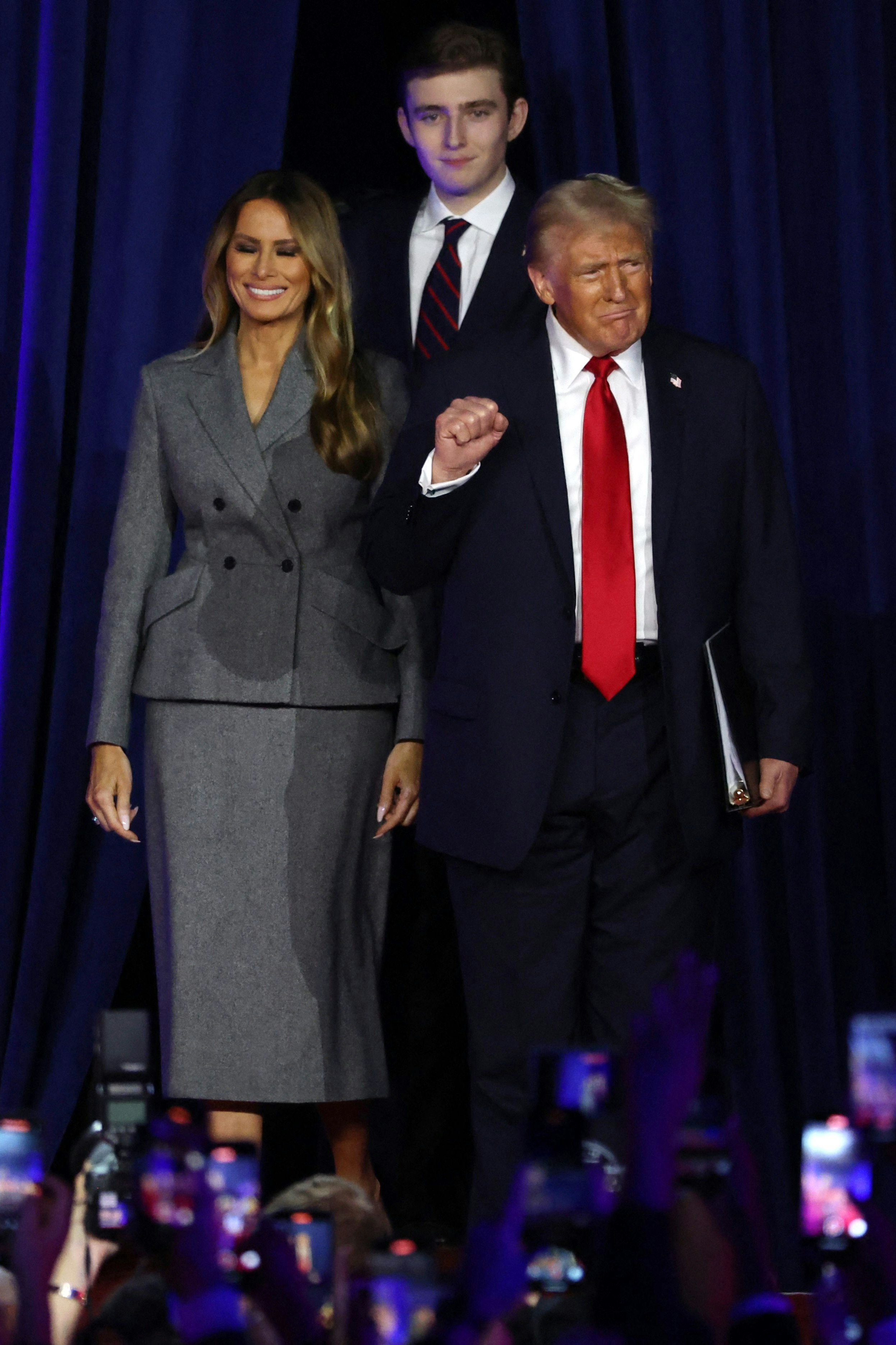 Melania, Donald und Barron Trump nach der gewonnenen Wahl am 6. November 2024 im Palm Beach County Convention Center in Florida