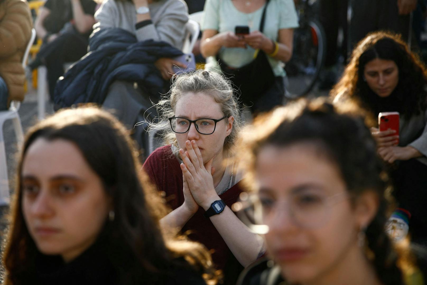 Auf dem sogenannten Hostage Square in Tel Aviv versammeln sich Menschen, um die Freilassung der Geiseln zu verfolgen.