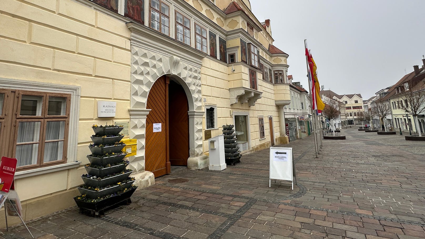 Die Stimmung im Burgenland ist jedenfalls ruhig, wie eine Aufnahme vom Wahllokal des Rathauses Eisenstadt zeigt. Die Bürger bleiben bei der Kälte wohl lieber zu Hause und warten in den eigenen vier Wänden gespannt auf die erste Hochrechnung.