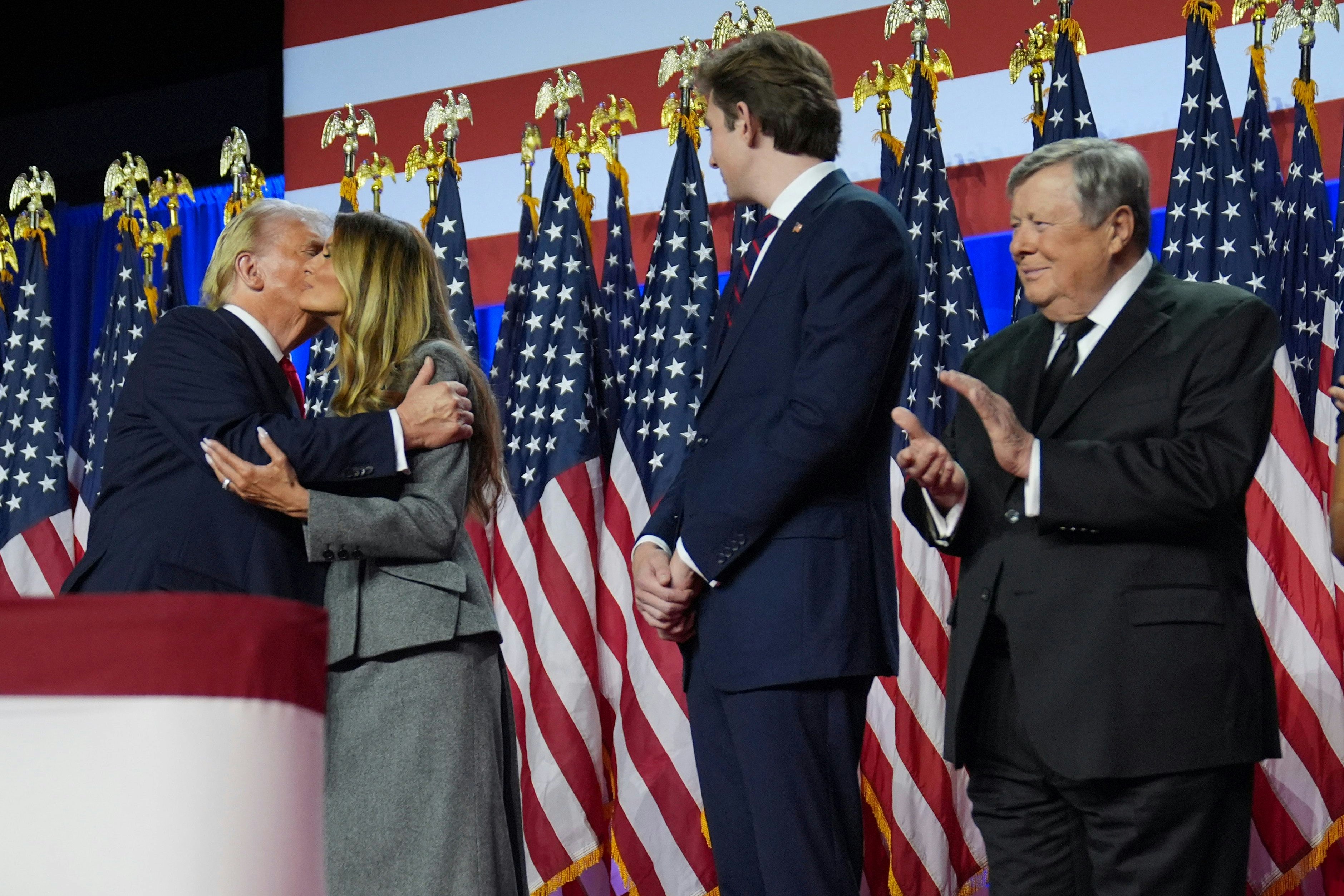 Viktor Knavs (r.) nach der Wahl Donald trumps zum Präsidenten am 6.November 2024 am Podium im Palm Beach Convention Center