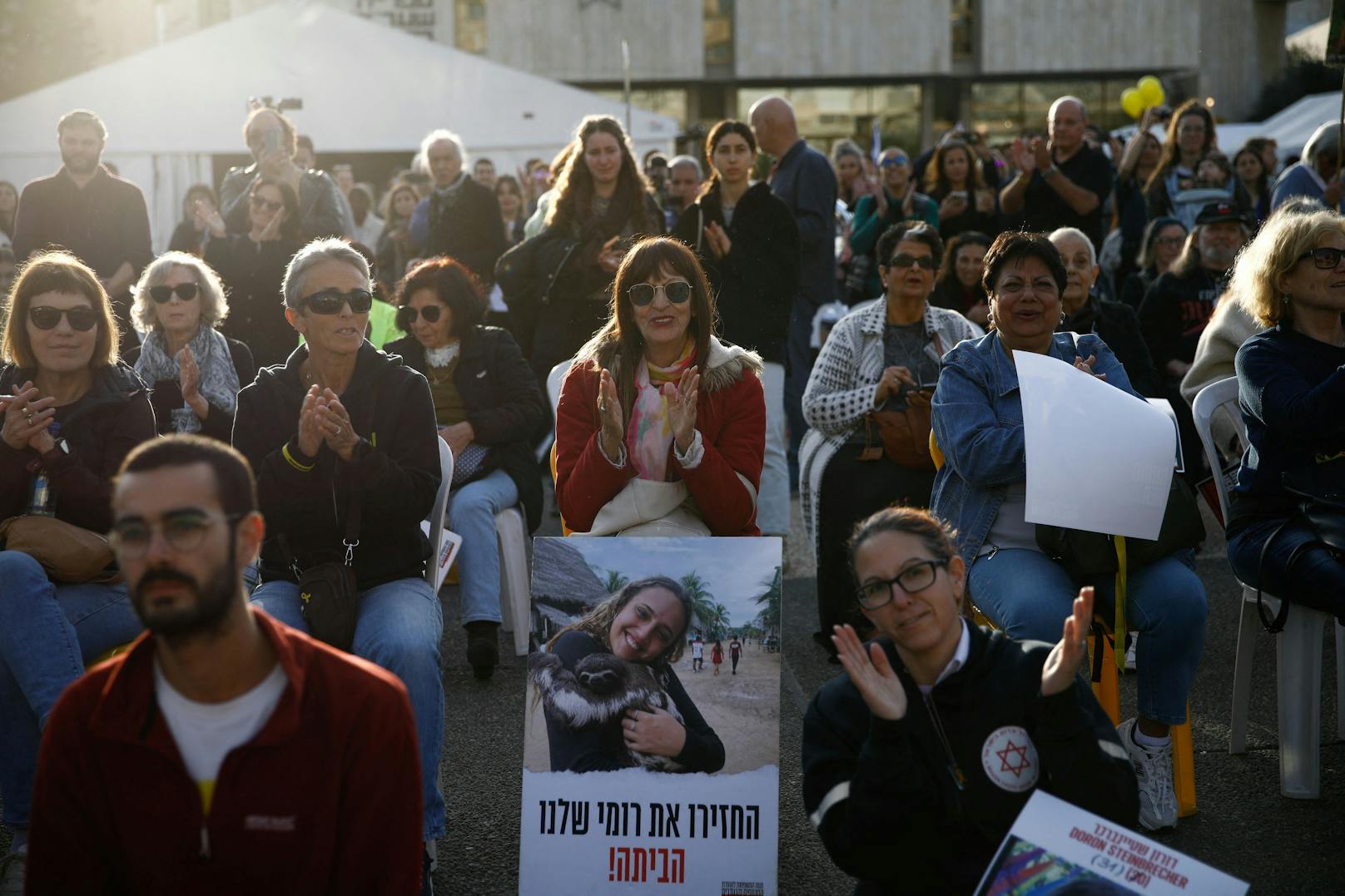 Gespanntes Warten der Menge am Hostage Square in Tel Aviv,